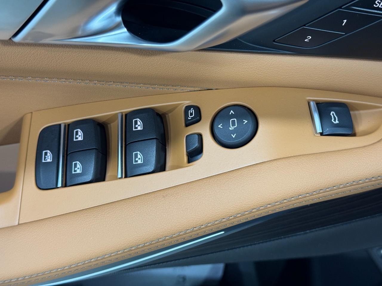 BMW X5 Vehicle Full-screen Gallery Image 25