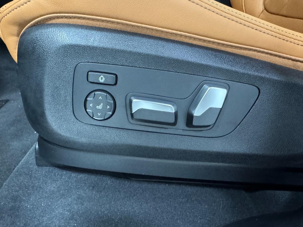 BMW X5 Vehicle Full-screen Gallery Image 28
