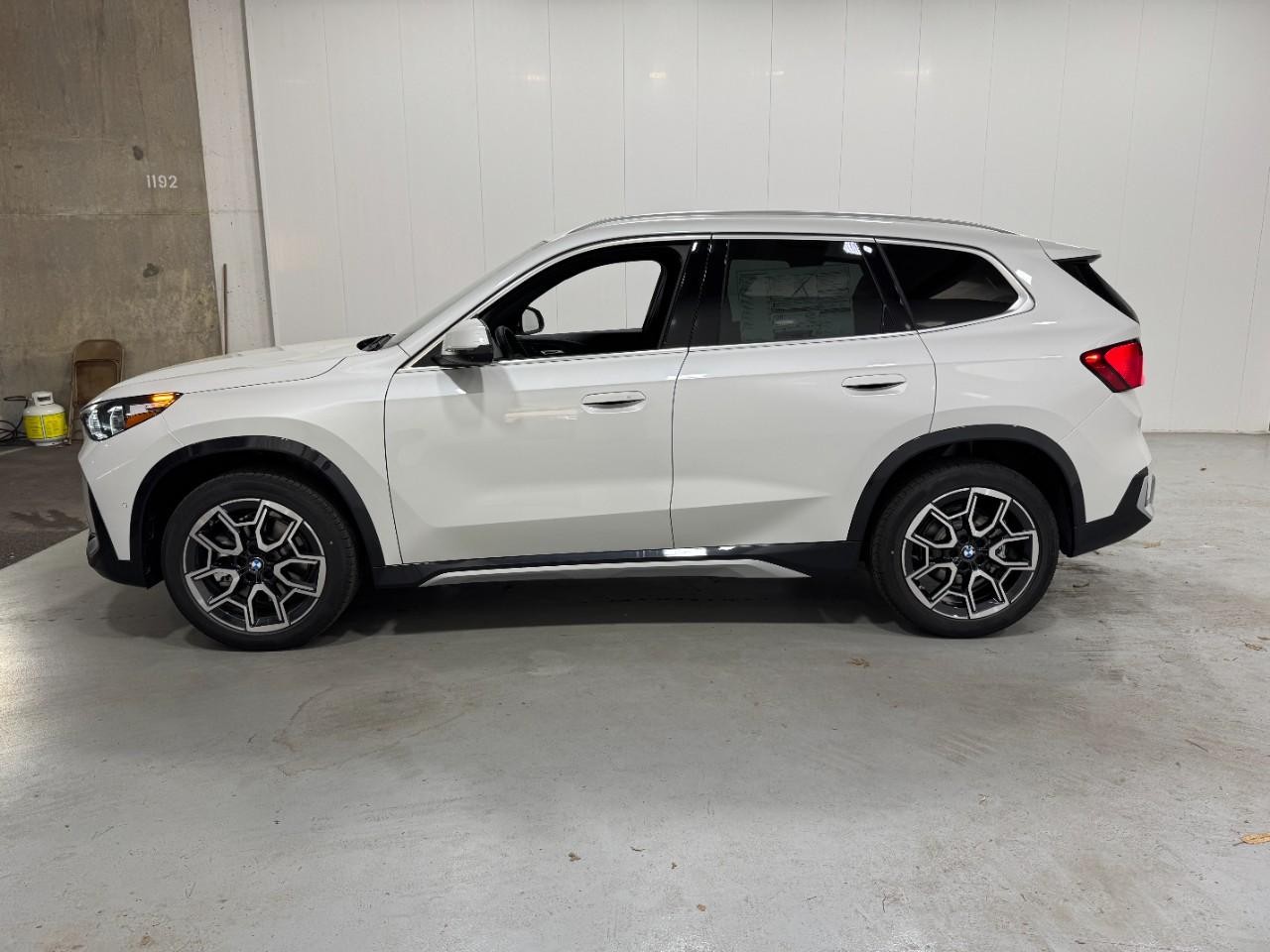 BMW X1 Vehicle Full-screen Gallery Image 2