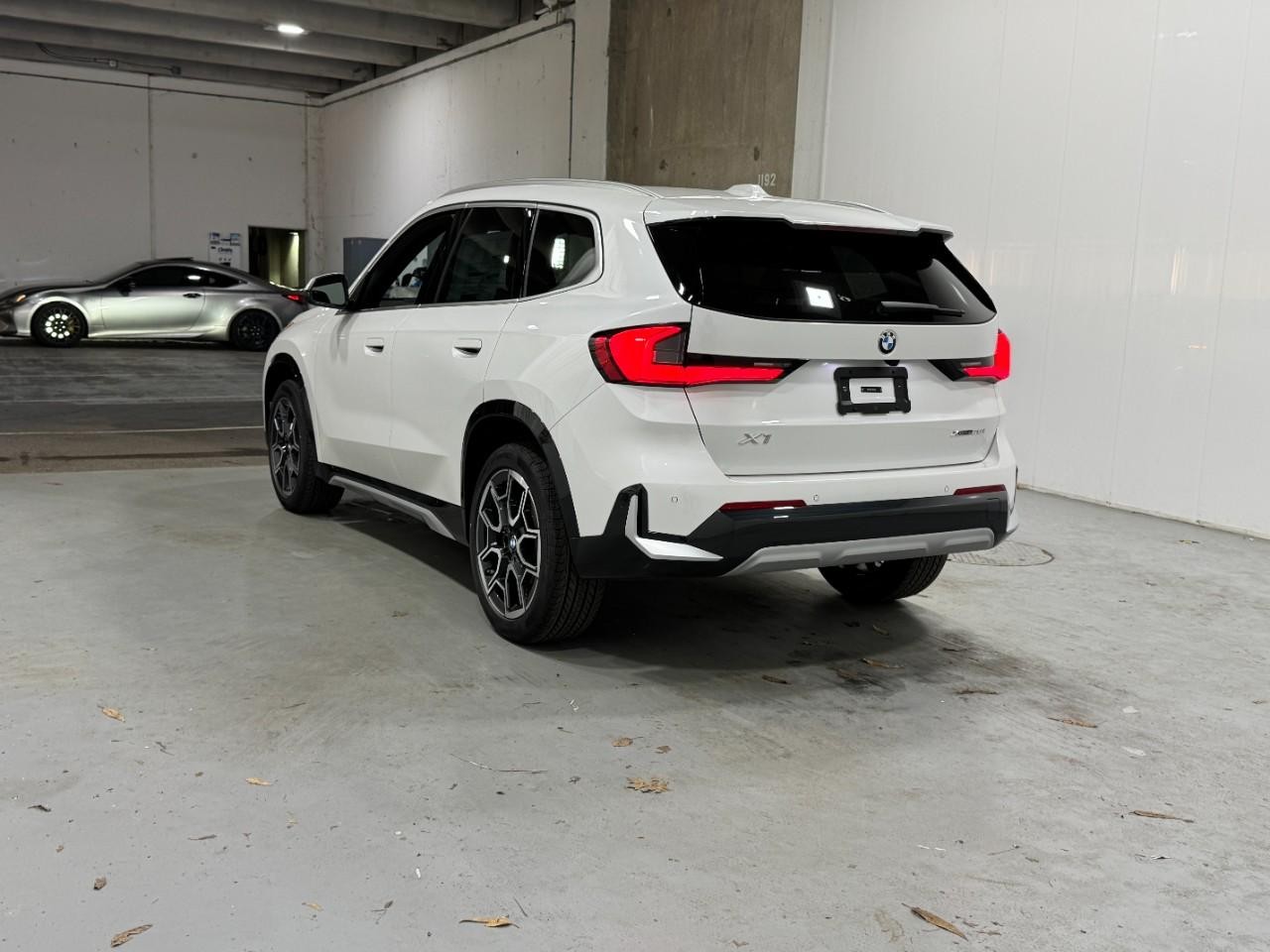 BMW X1 Vehicle Full-screen Gallery Image 3