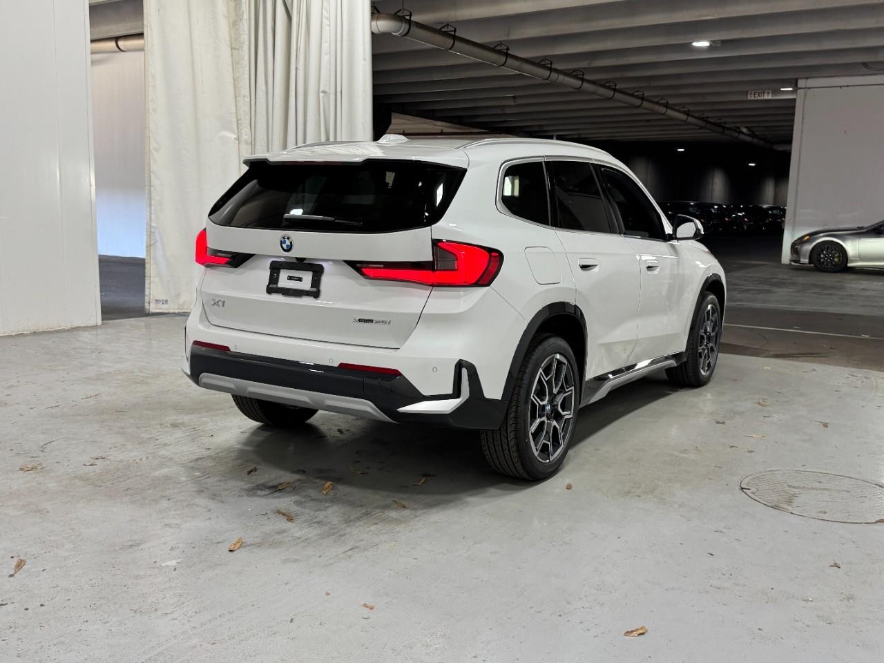 BMW X1 Vehicle Full-screen Gallery Image 4