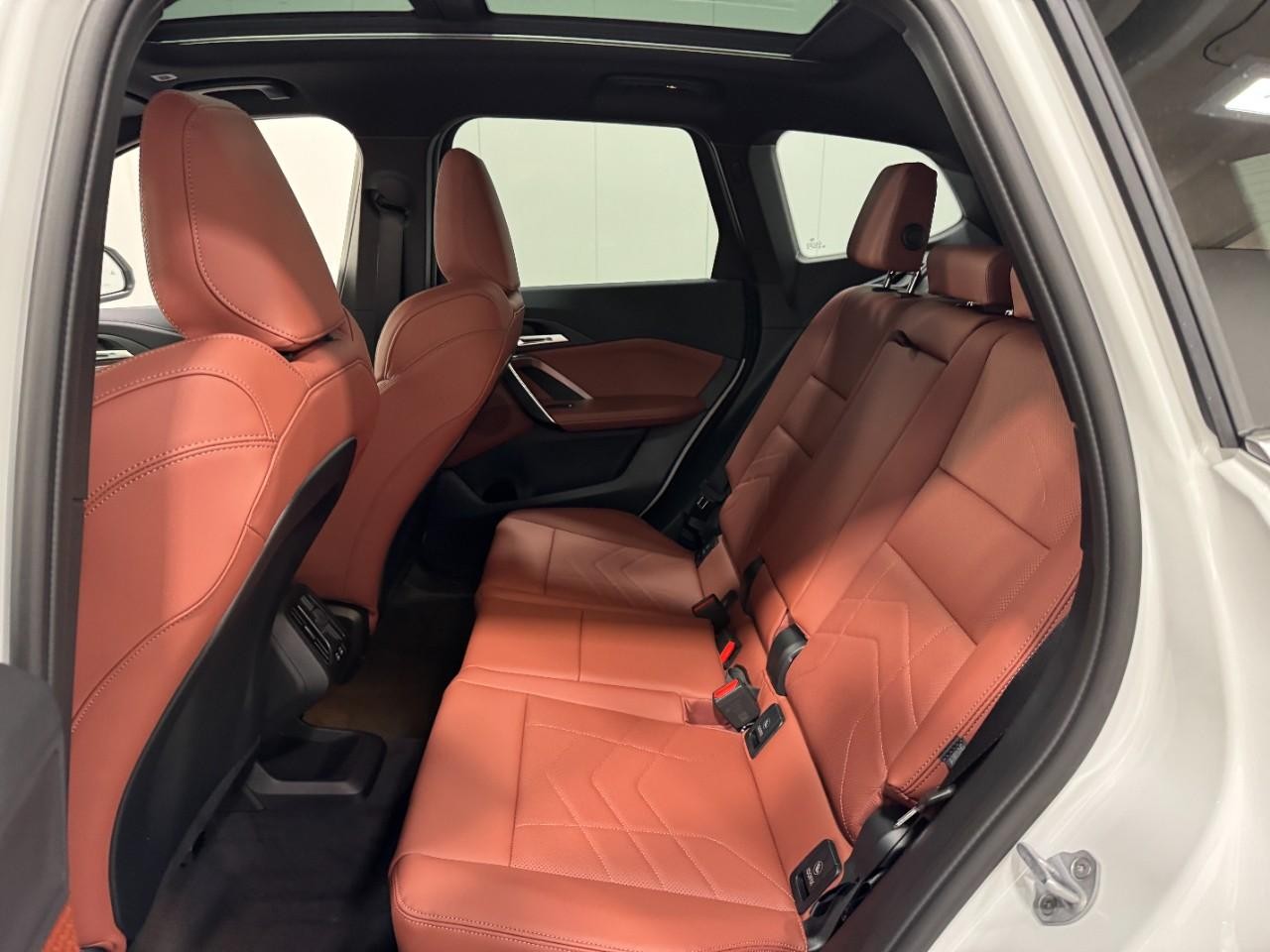 BMW X1 Vehicle Full-screen Gallery Image 8
