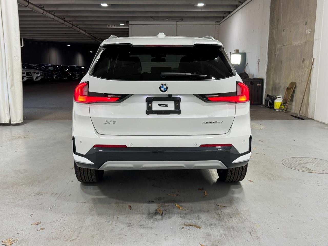 BMW X1 Vehicle Full-screen Gallery Image 9