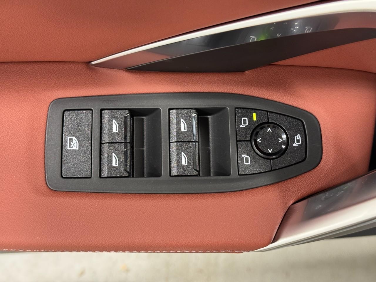 BMW X1 Vehicle Full-screen Gallery Image 23