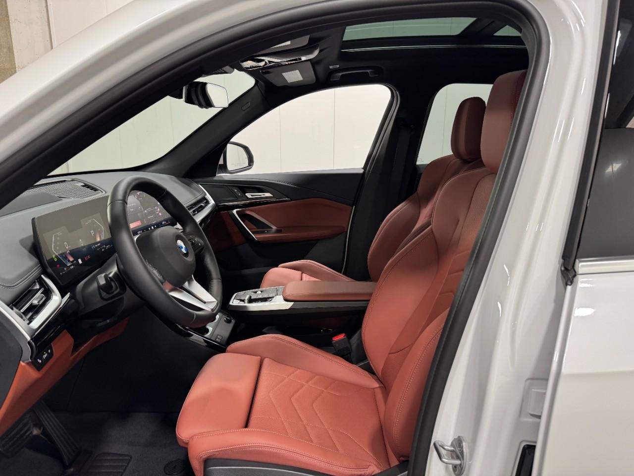 BMW X1 Vehicle Full-screen Gallery Image 25