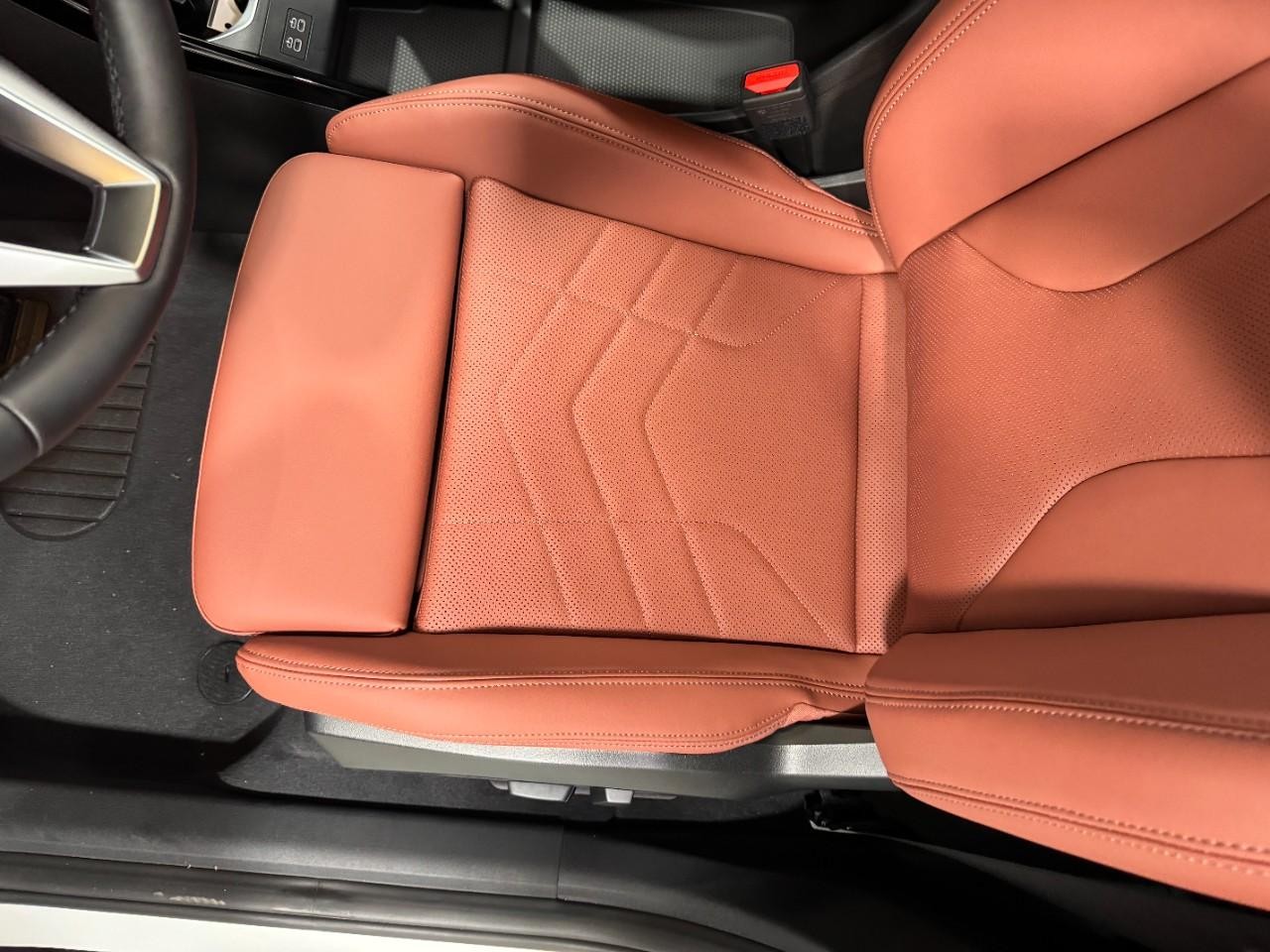 BMW X1 Vehicle Full-screen Gallery Image 26
