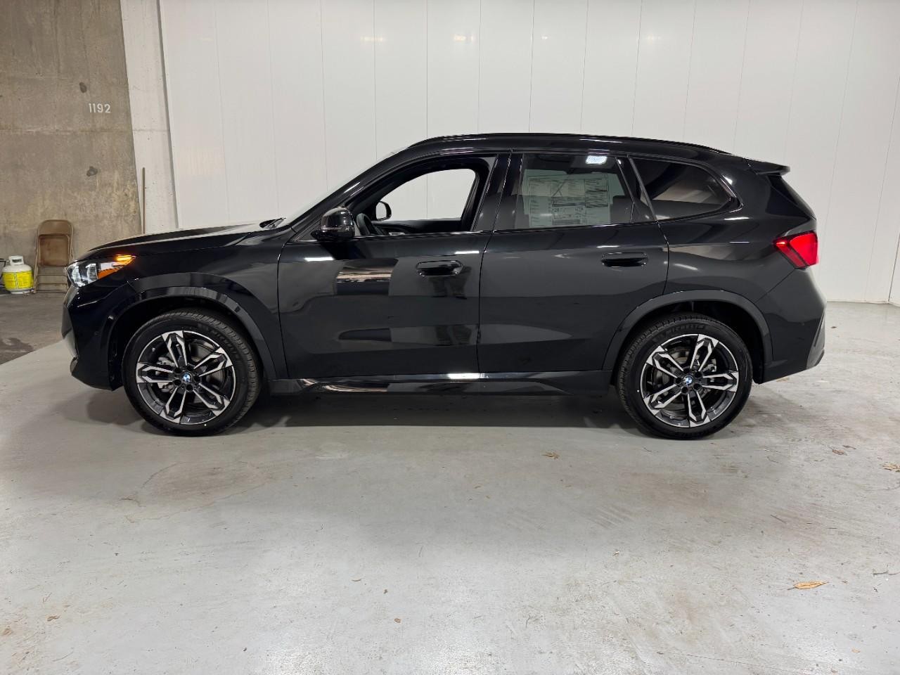 BMW X1 Vehicle Full-screen Gallery Image 2