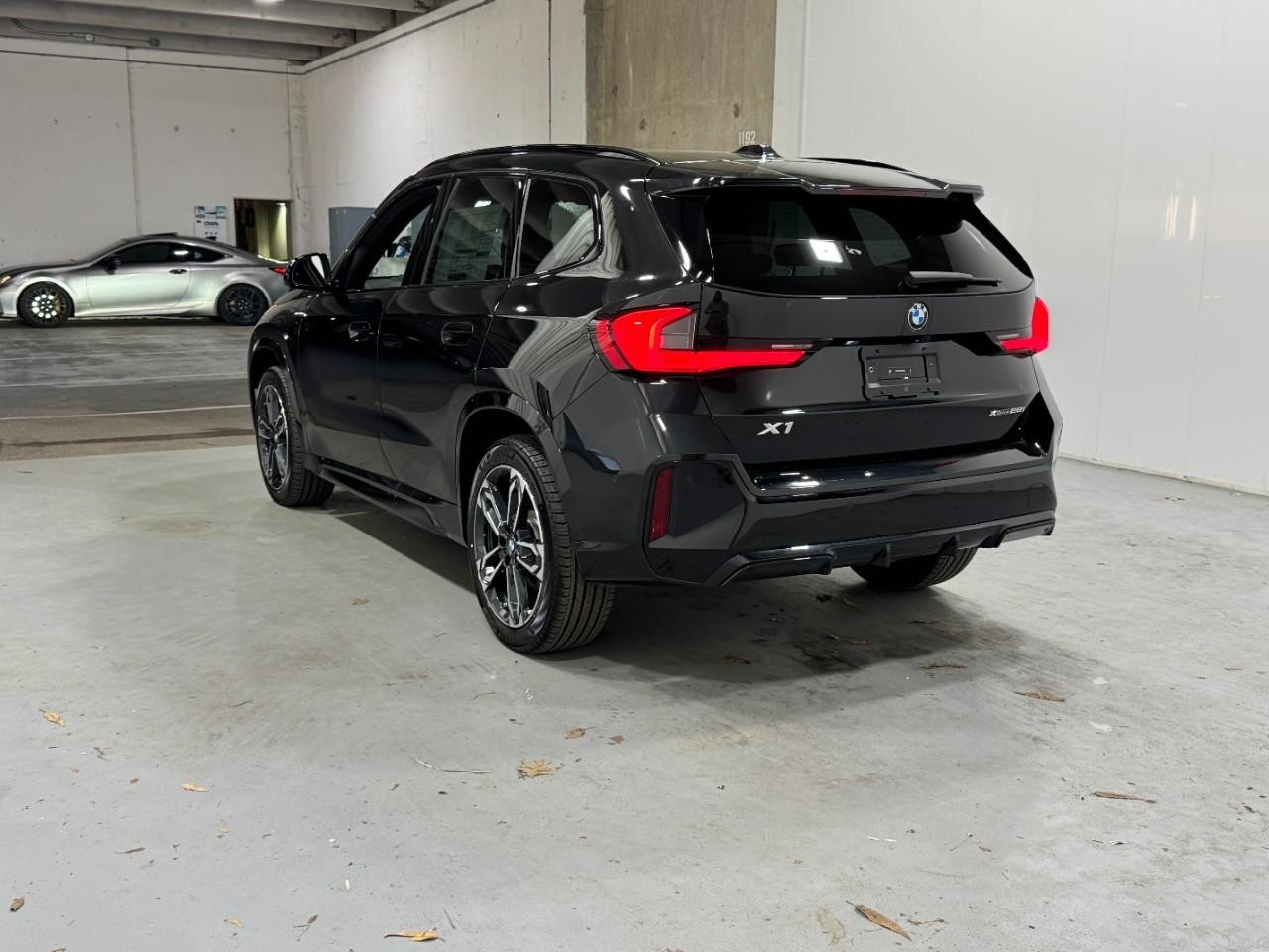 BMW X1 Vehicle Full-screen Gallery Image 3
