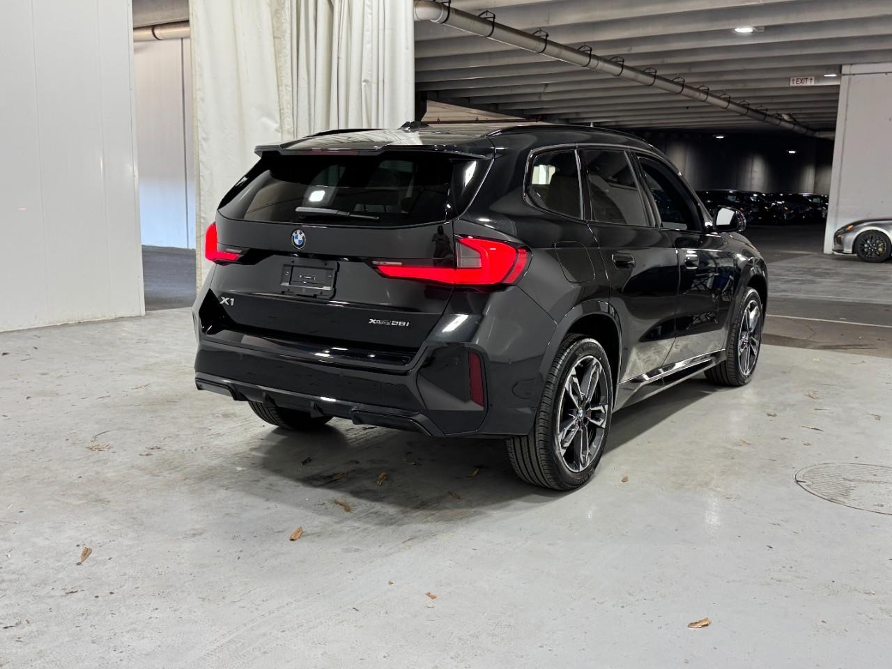 BMW X1 Vehicle Full-screen Gallery Image 4