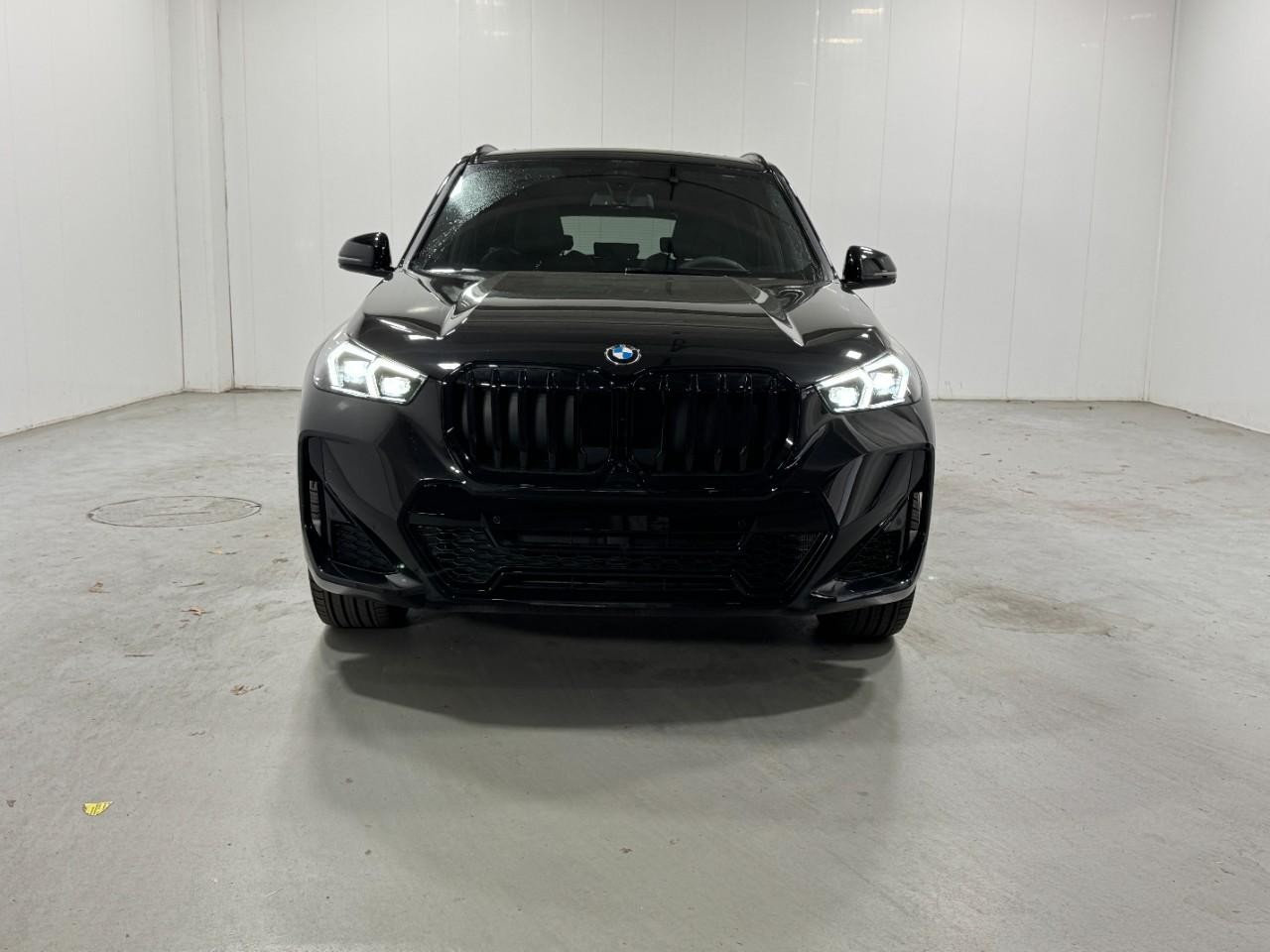BMW X1 Vehicle Full-screen Gallery Image 7