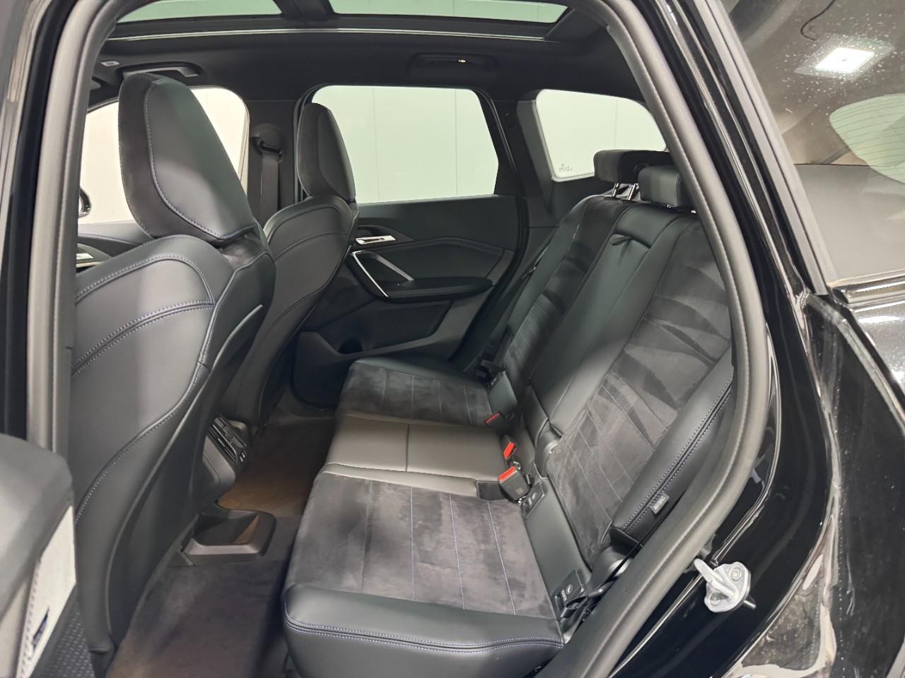BMW X1 Vehicle Full-screen Gallery Image 8