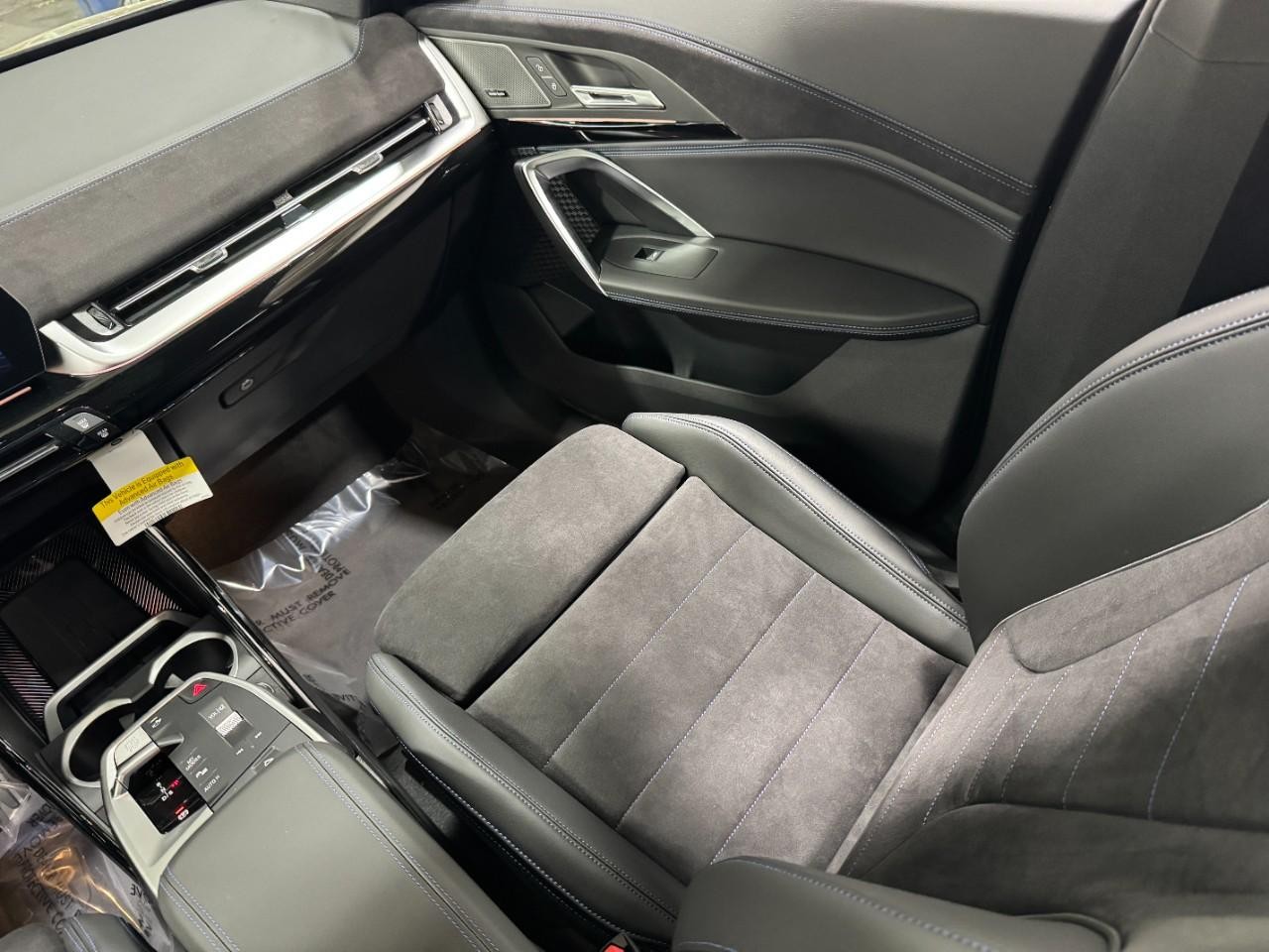 BMW X1 Vehicle Full-screen Gallery Image 16
