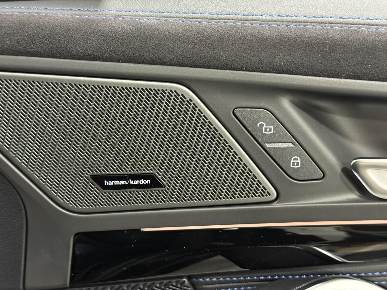 BMW X1 Vehicle Full-screen Gallery Image 20