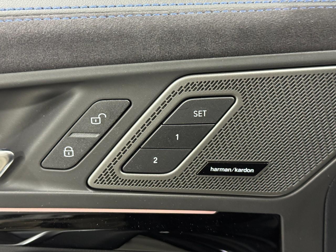 BMW X1 Vehicle Full-screen Gallery Image 22