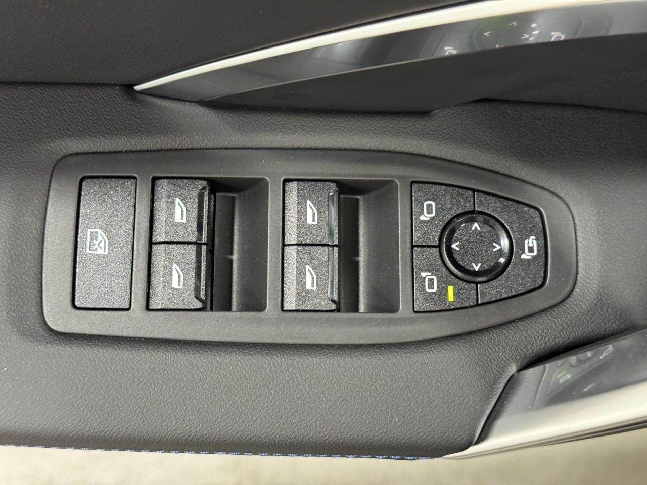 BMW X1 Vehicle Full-screen Gallery Image 23