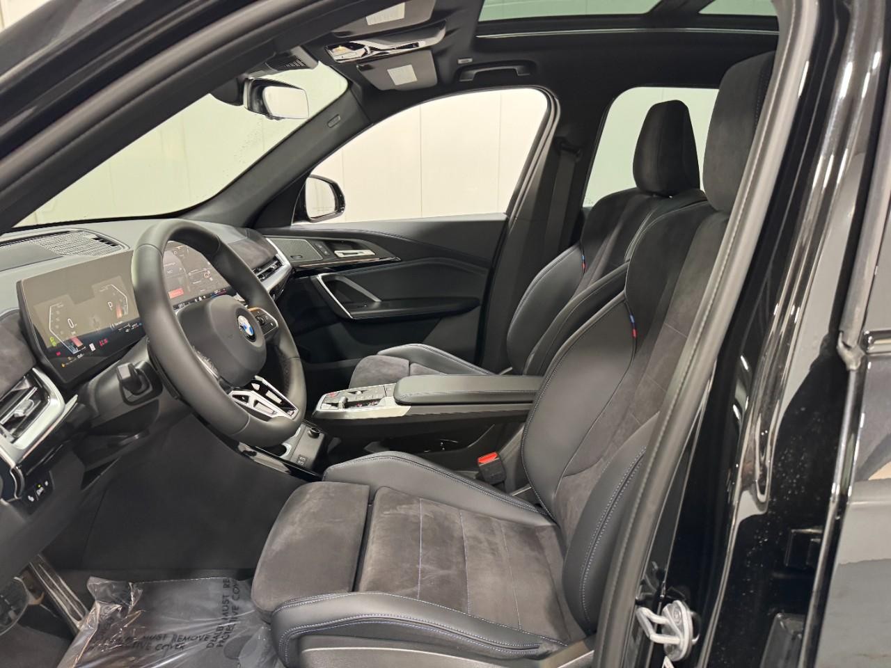 BMW X1 Vehicle Full-screen Gallery Image 25