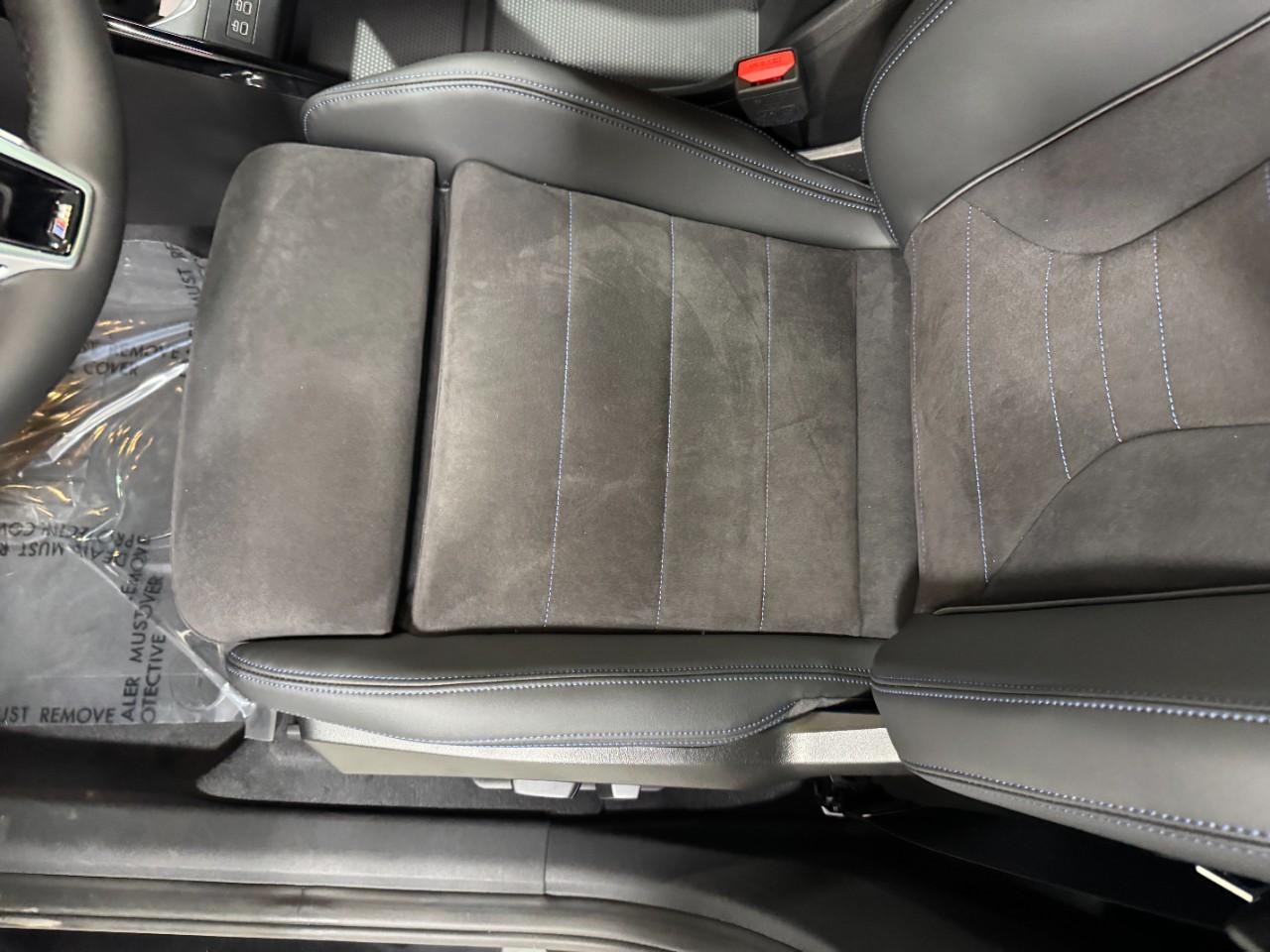 BMW X1 Vehicle Full-screen Gallery Image 26