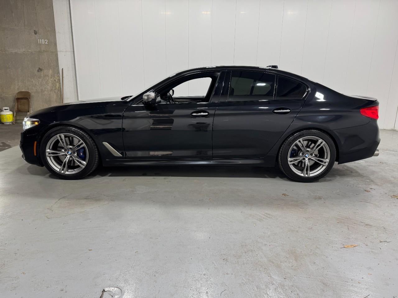 BMW 5 Series Vehicle Full-screen Gallery Image 2