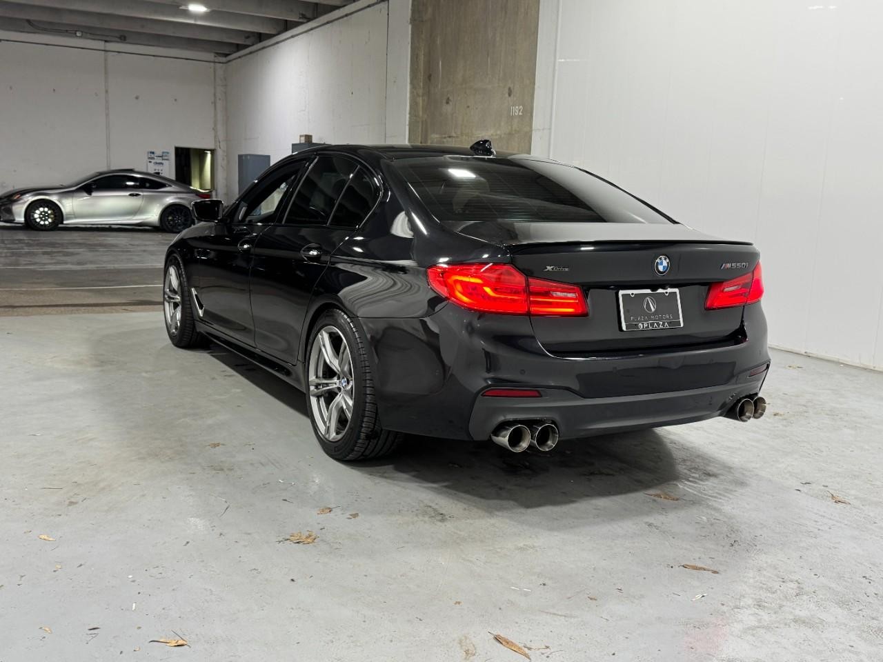 BMW 5 Series Vehicle Full-screen Gallery Image 3