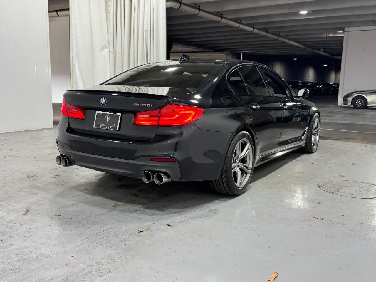 BMW 5 Series Vehicle Full-screen Gallery Image 4