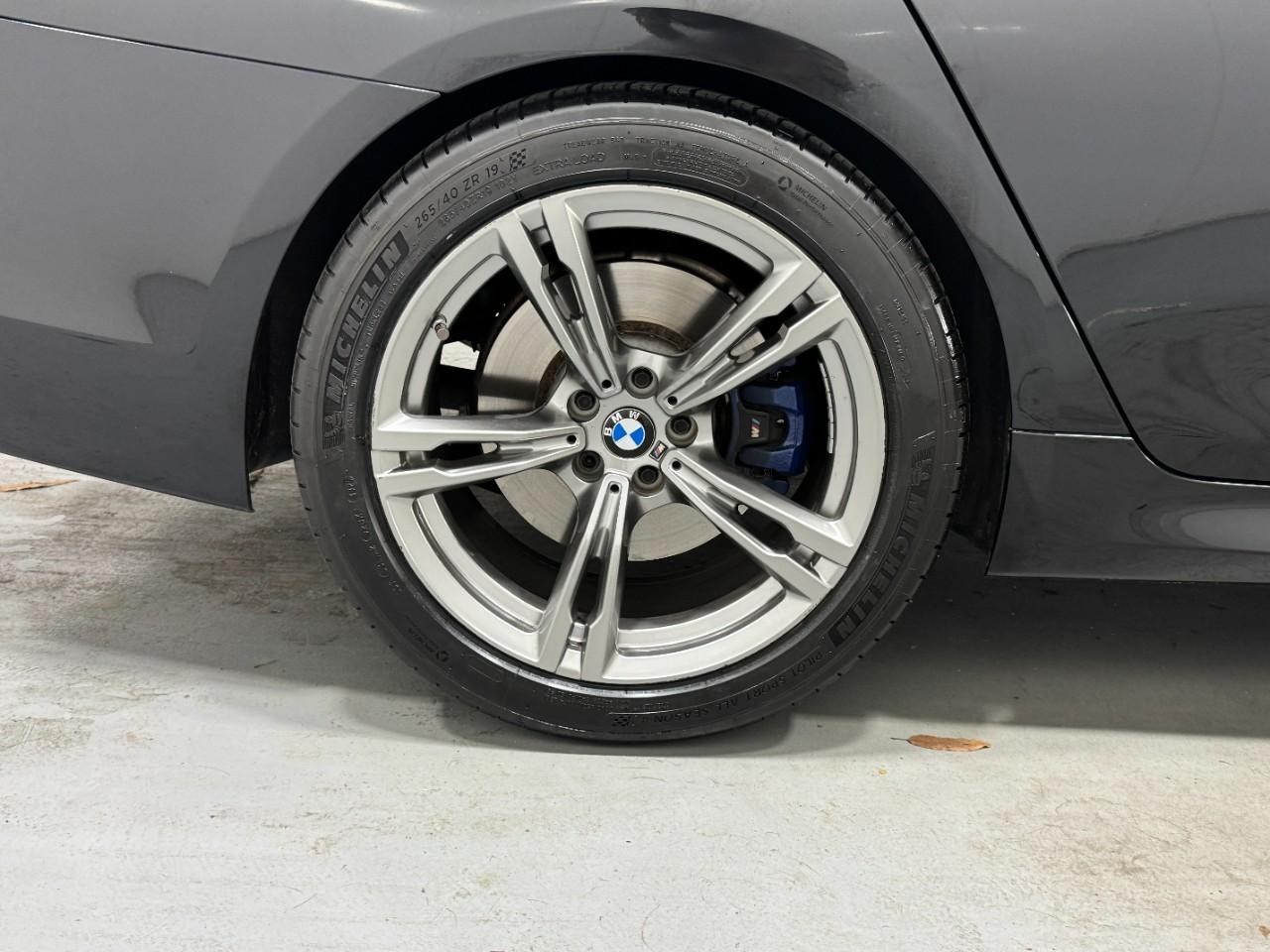 BMW 5 Series Vehicle Full-screen Gallery Image 5