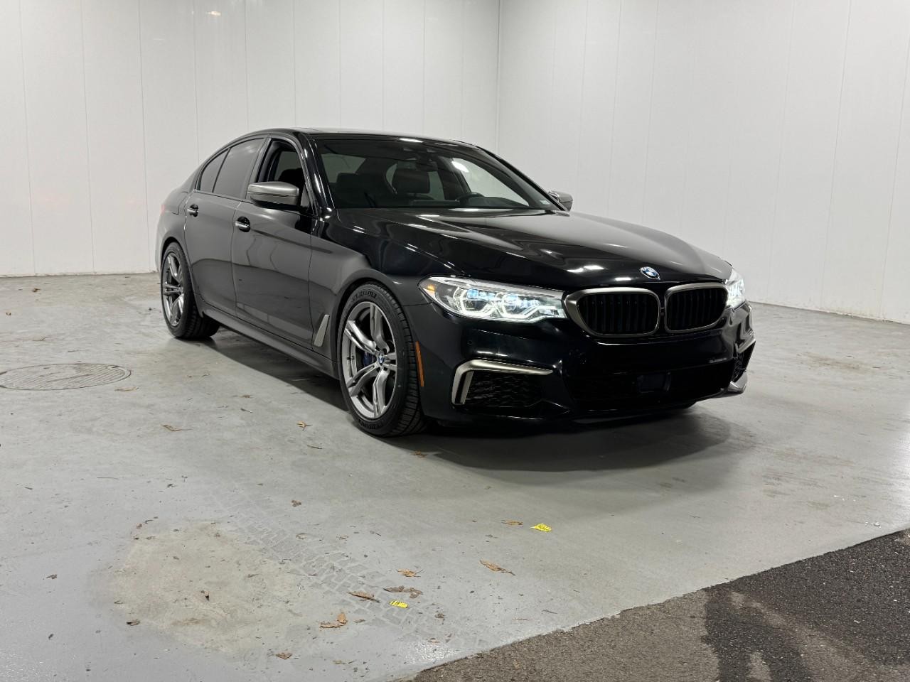 BMW 5 Series Vehicle Full-screen Gallery Image 6