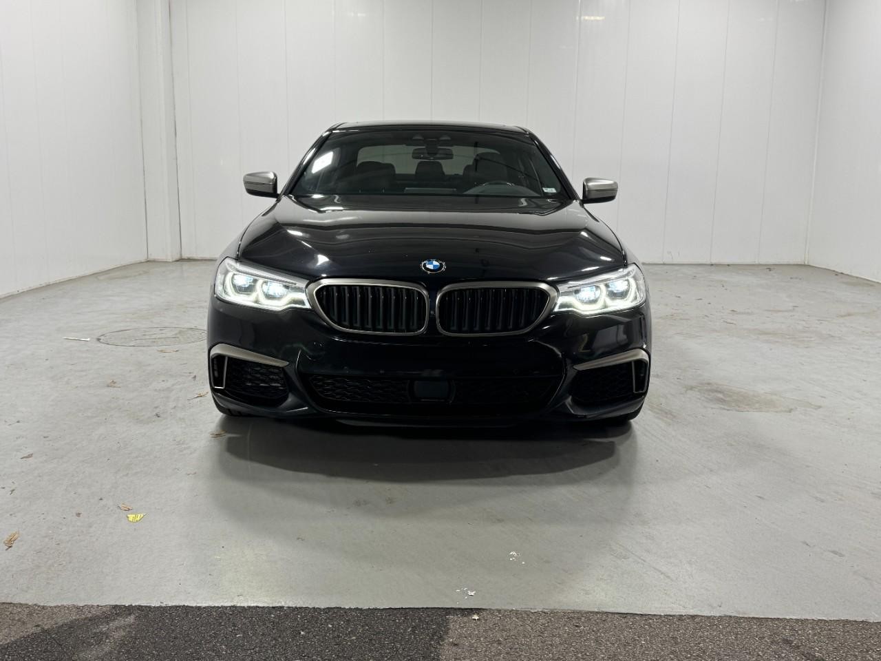 BMW 5 Series Vehicle Full-screen Gallery Image 7