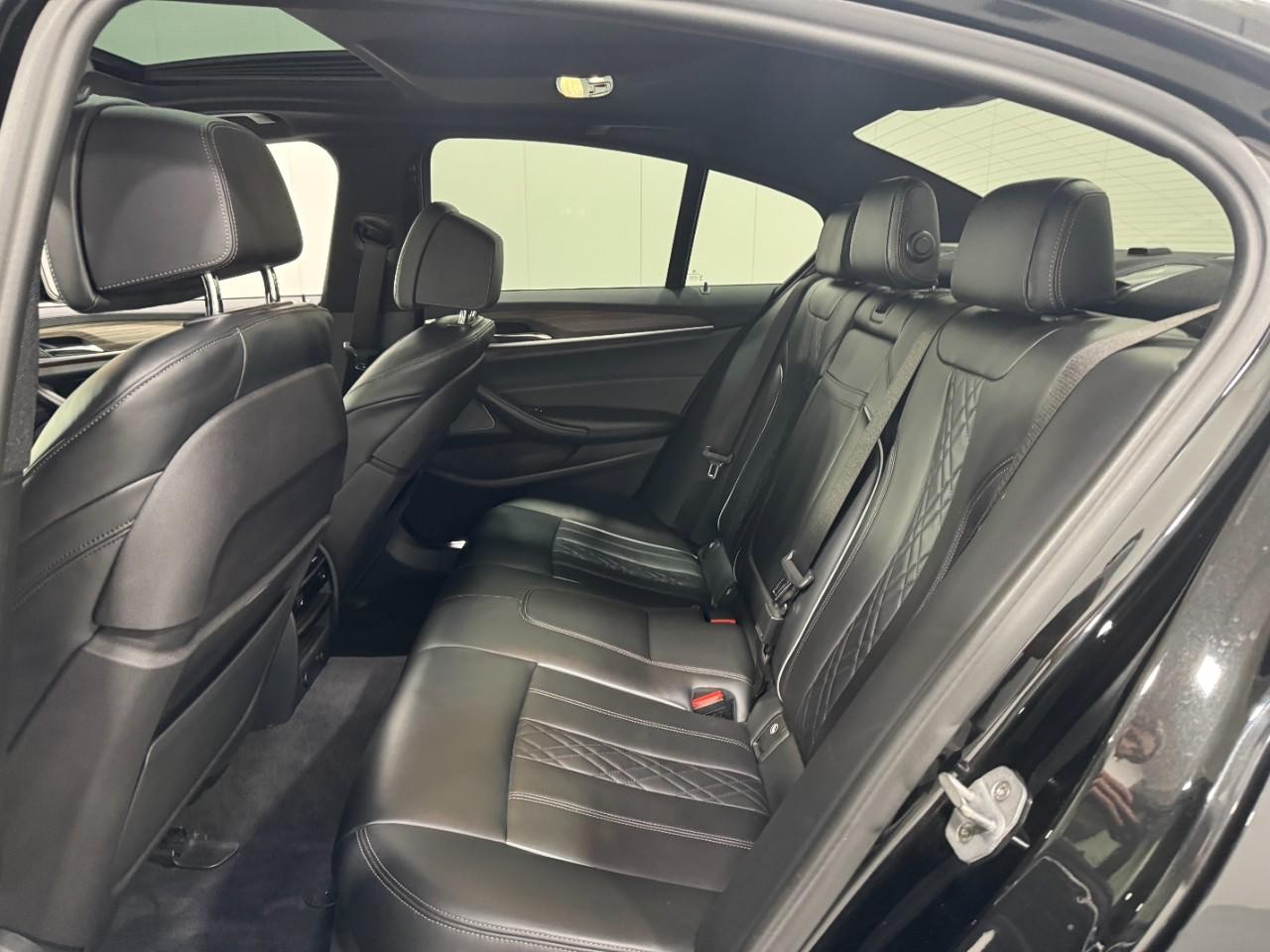 BMW 5 Series Vehicle Full-screen Gallery Image 8