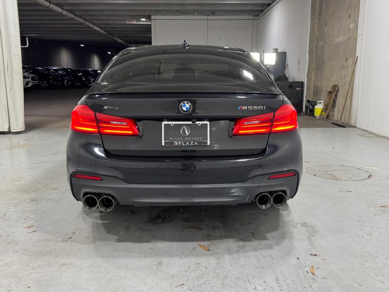 BMW 5 Series Vehicle Full-screen Gallery Image 9