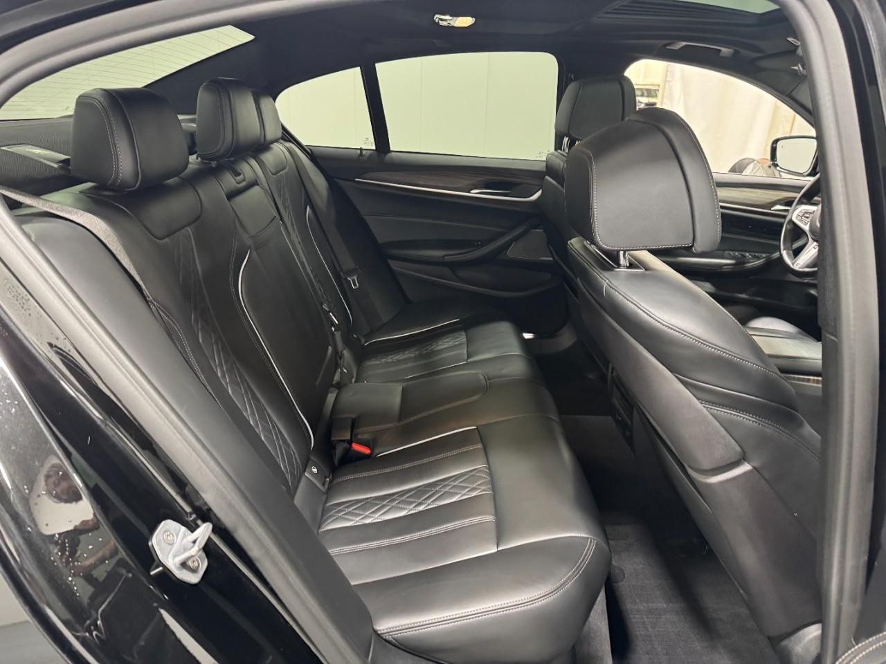 BMW 5 Series Vehicle Full-screen Gallery Image 10