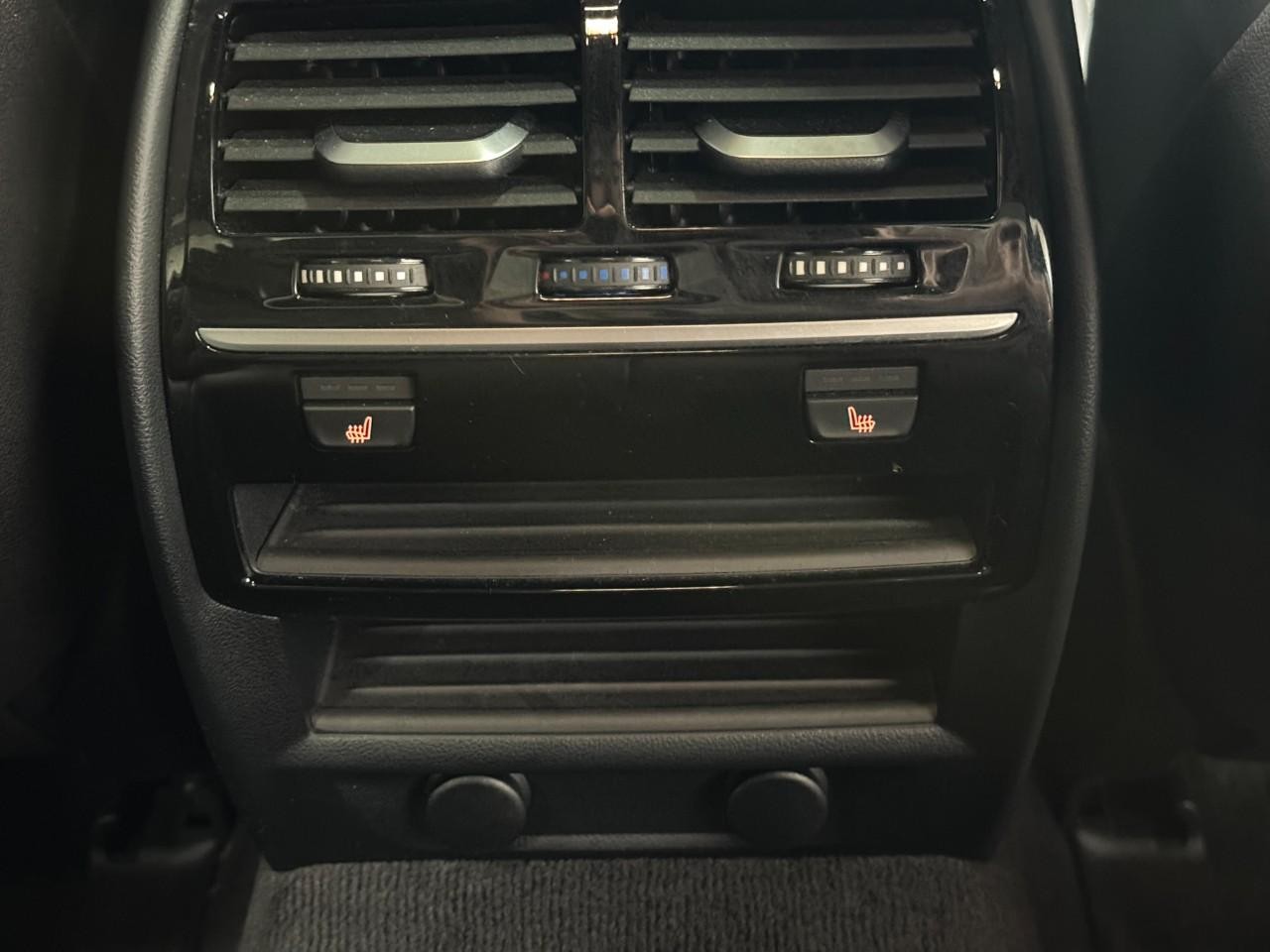 BMW 5 Series Vehicle Full-screen Gallery Image 11