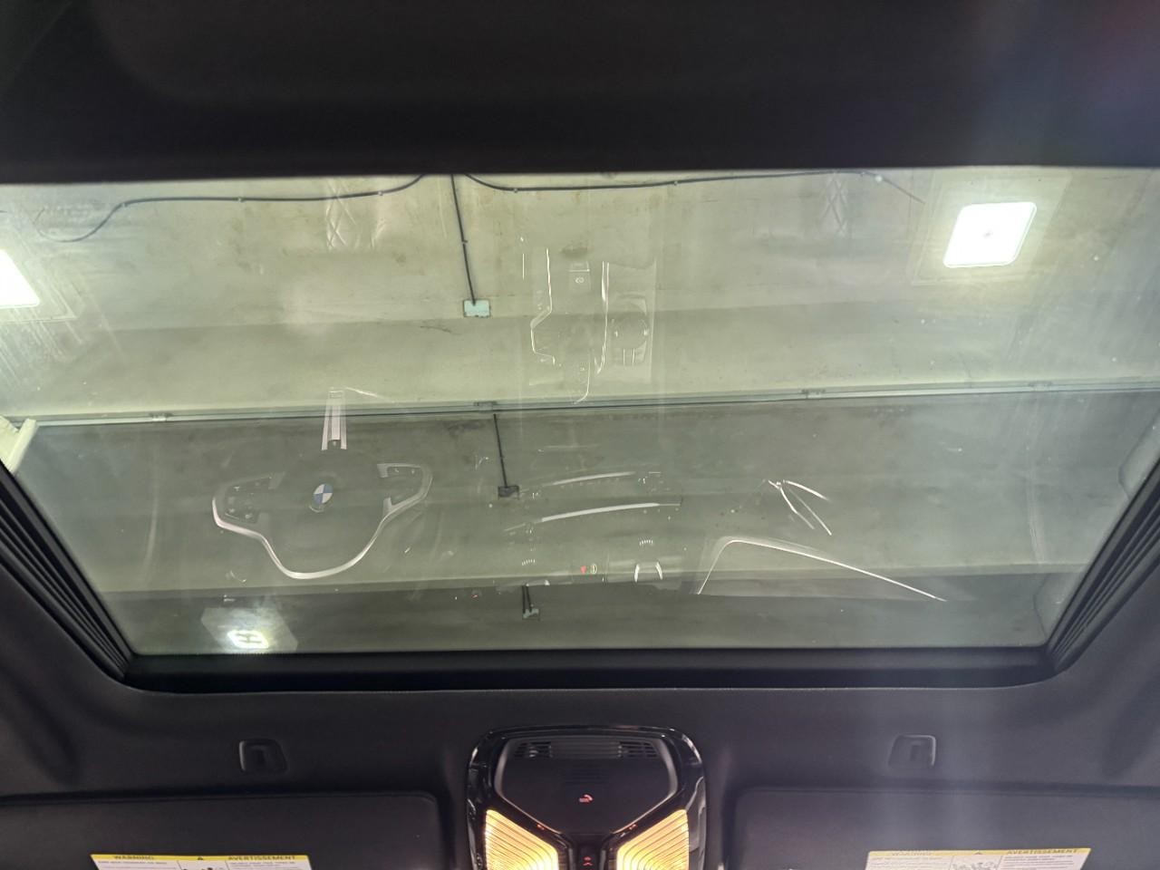 BMW 5 Series Vehicle Full-screen Gallery Image 12