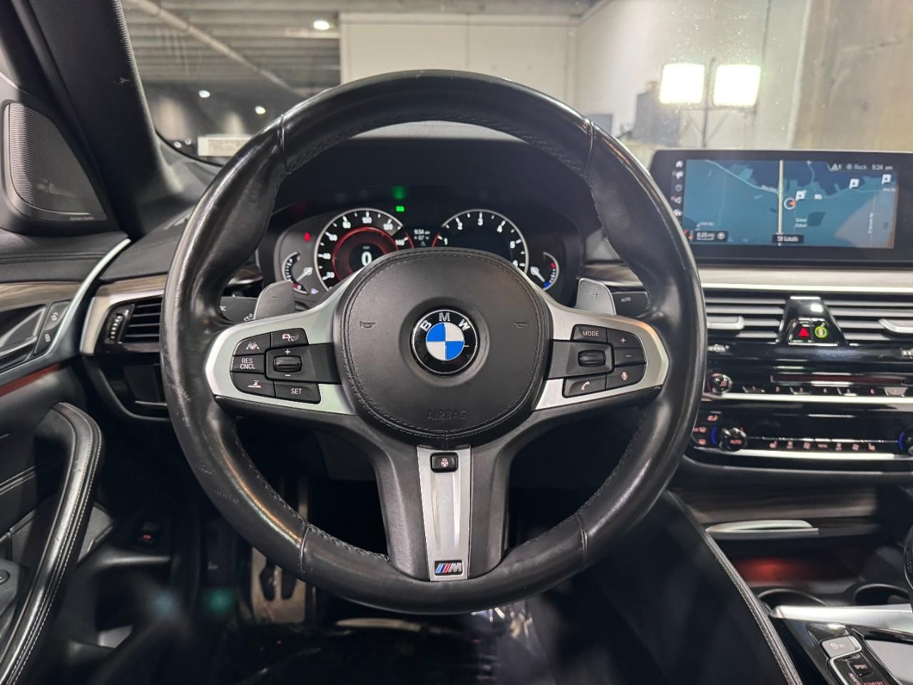 BMW 5 Series Vehicle Full-screen Gallery Image 14