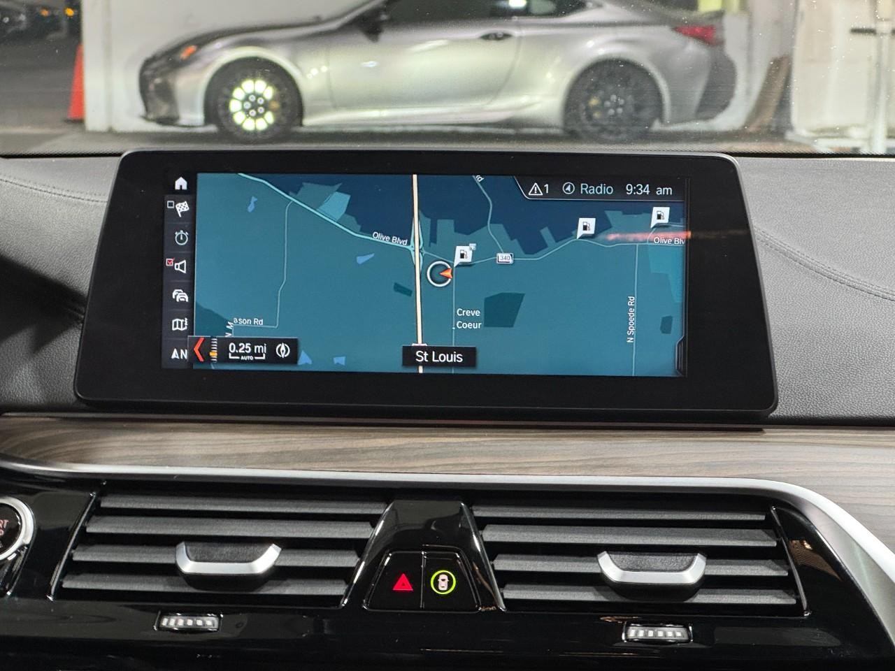 BMW 5 Series Vehicle Full-screen Gallery Image 15