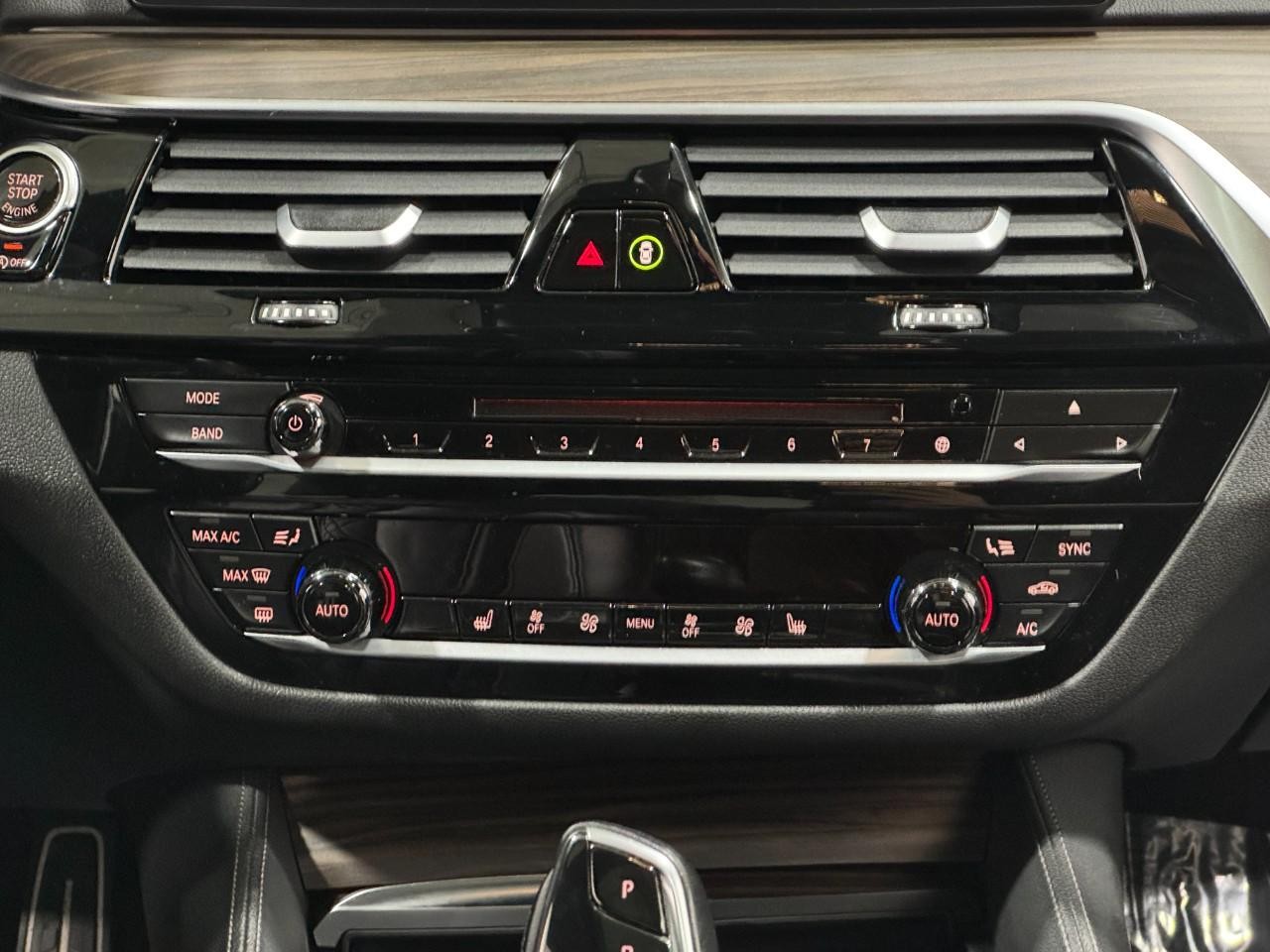 BMW 5 Series Vehicle Full-screen Gallery Image 16