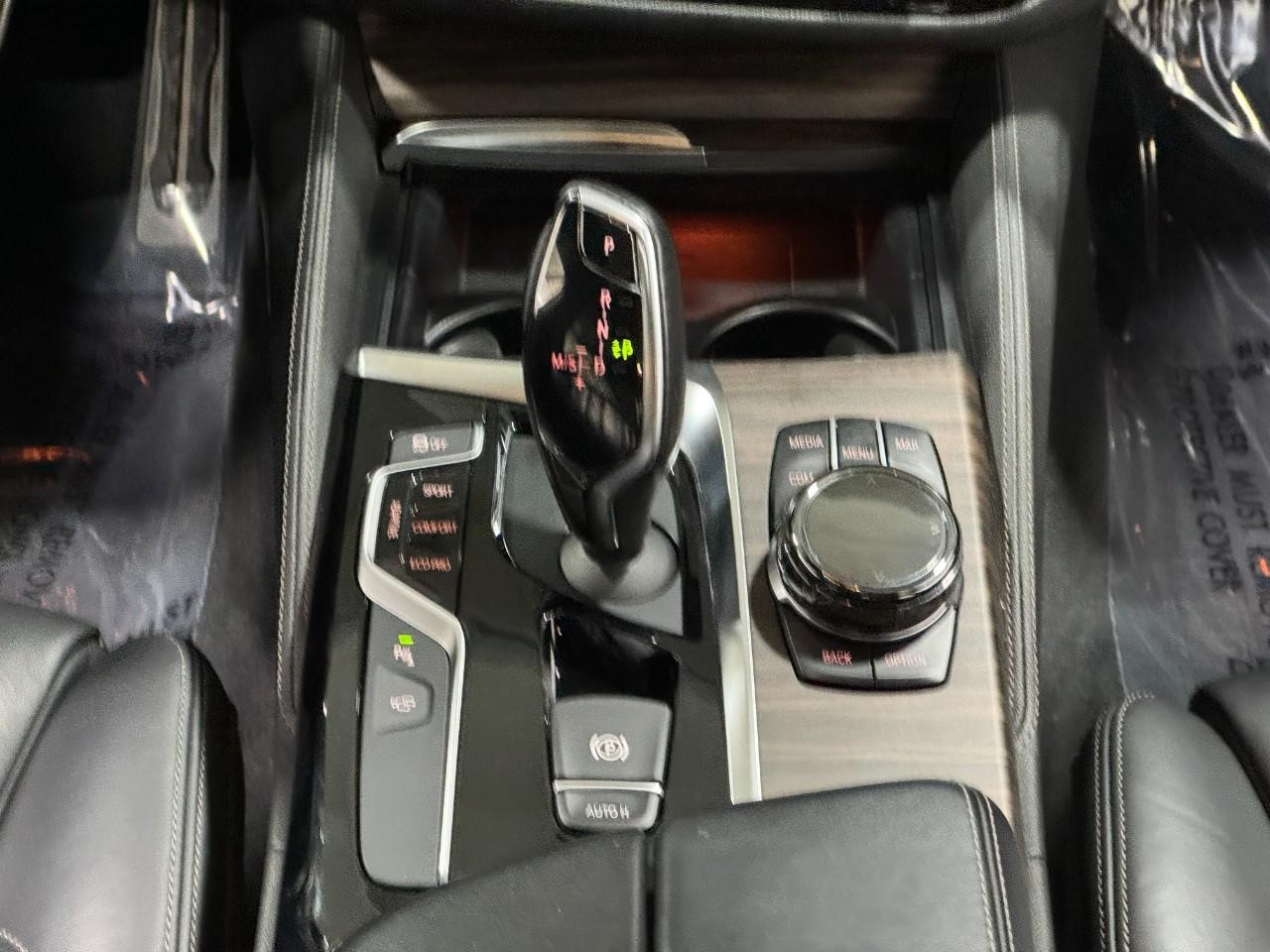 BMW 5 Series Vehicle Full-screen Gallery Image 17