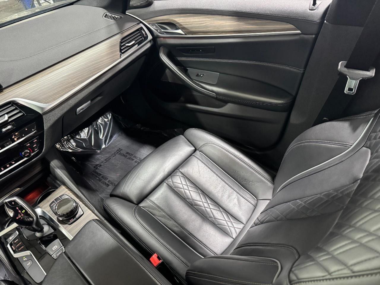 BMW 5 Series Vehicle Full-screen Gallery Image 18