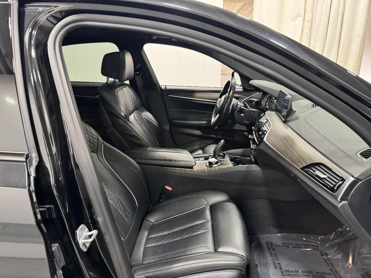 BMW 5 Series Vehicle Full-screen Gallery Image 19