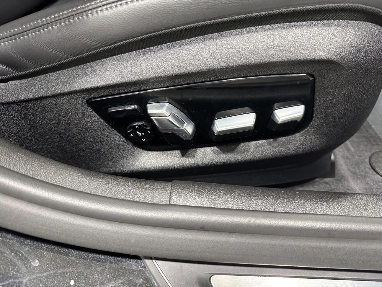 BMW 5 Series Vehicle Full-screen Gallery Image 21