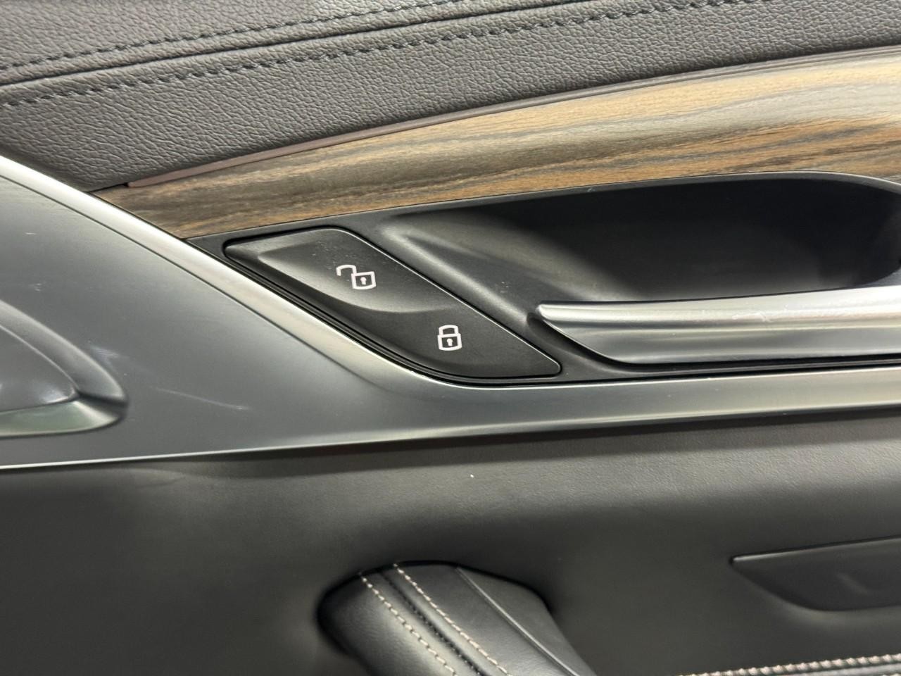 BMW 5 Series Vehicle Full-screen Gallery Image 22