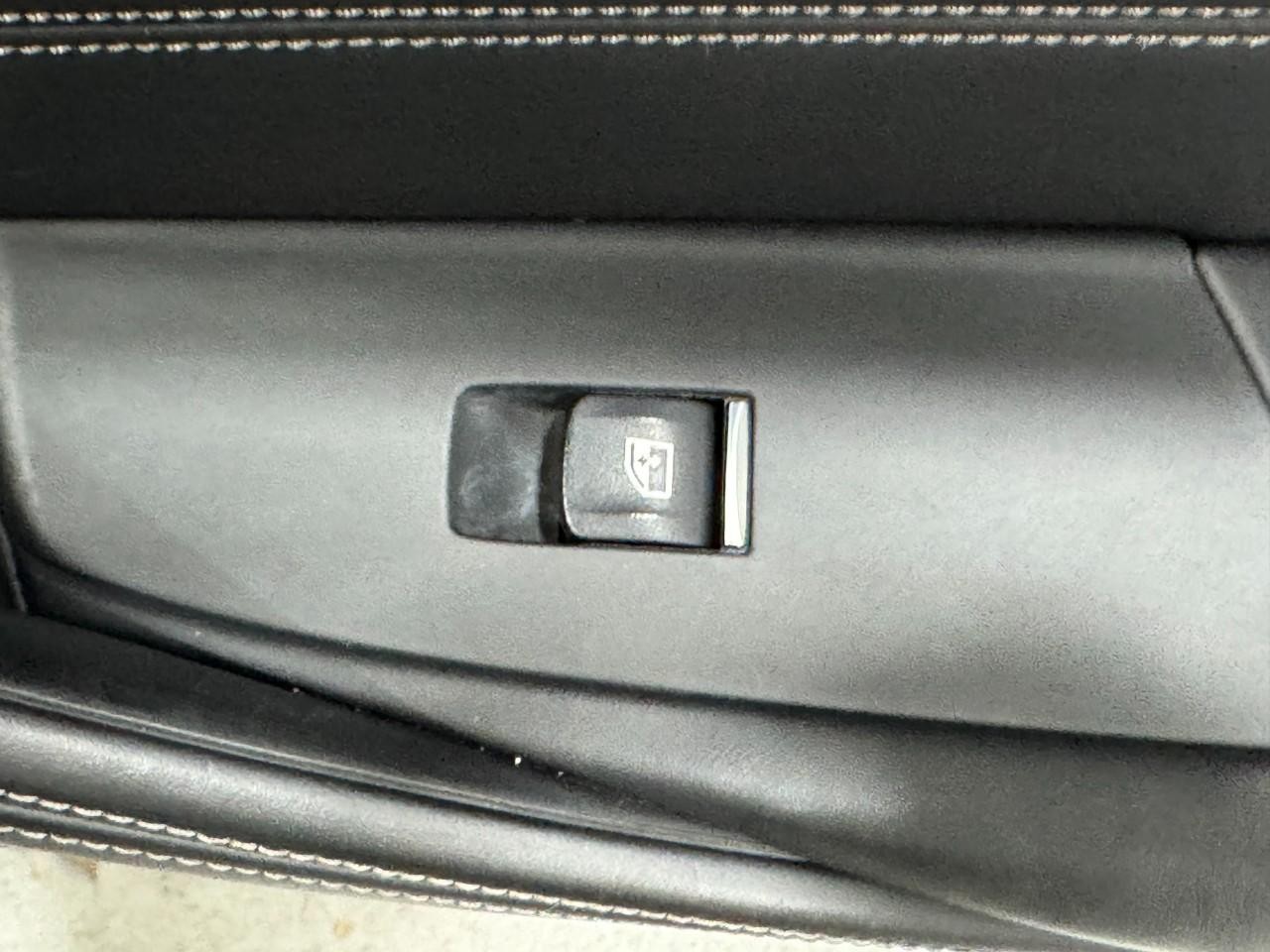 BMW 5 Series Vehicle Full-screen Gallery Image 23