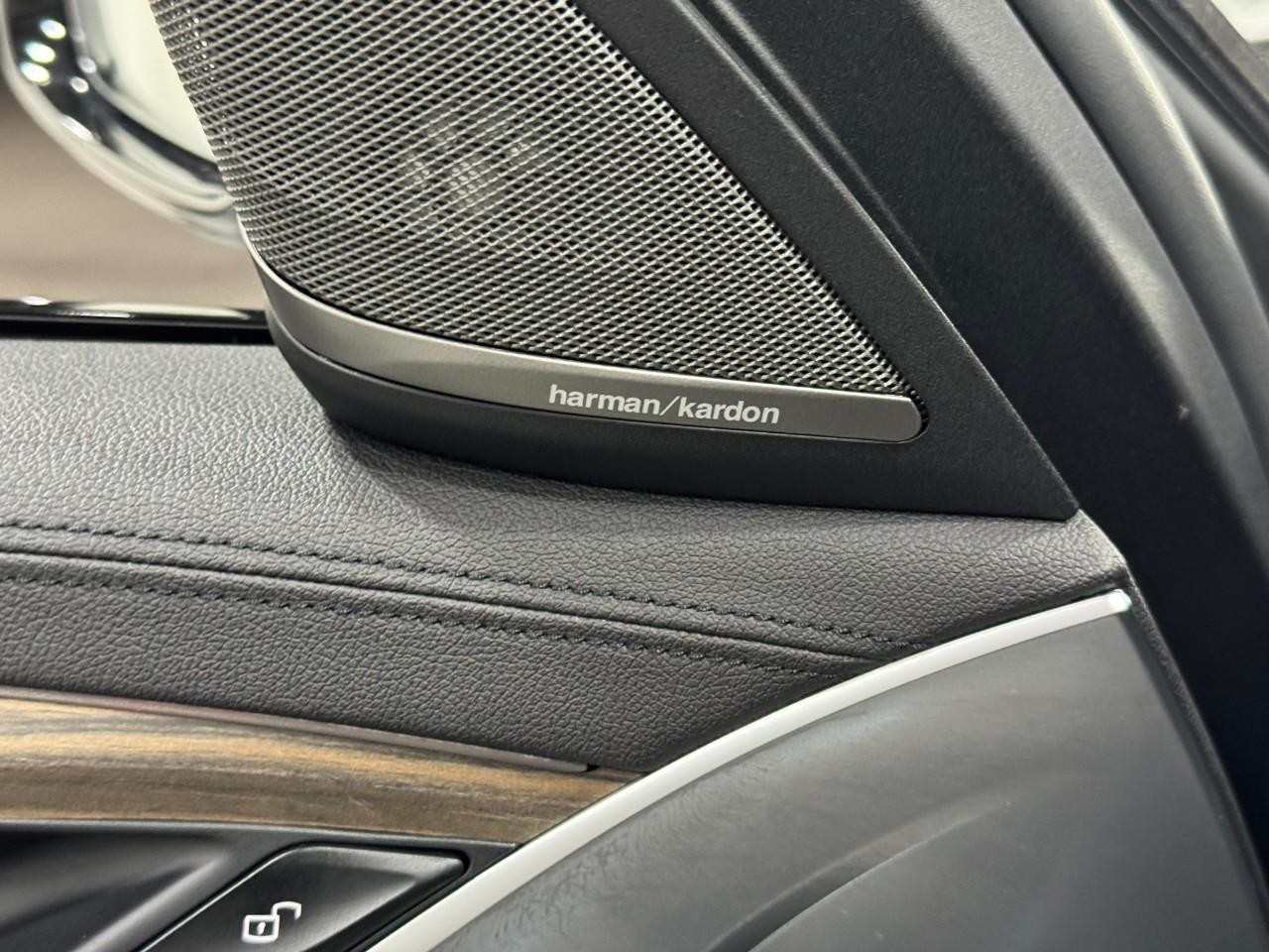 BMW 5 Series Vehicle Full-screen Gallery Image 24