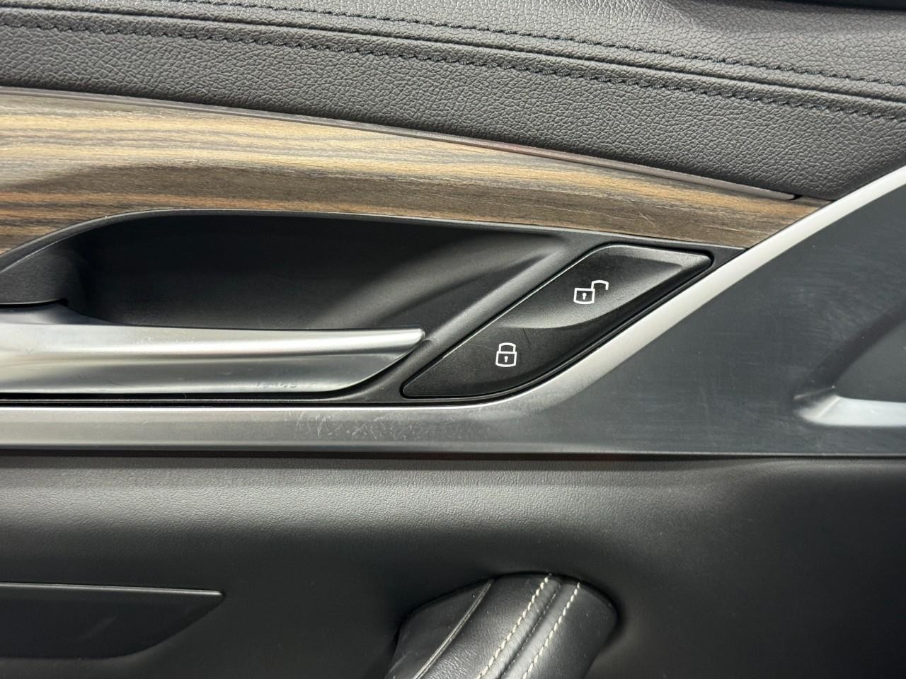 BMW 5 Series Vehicle Full-screen Gallery Image 25