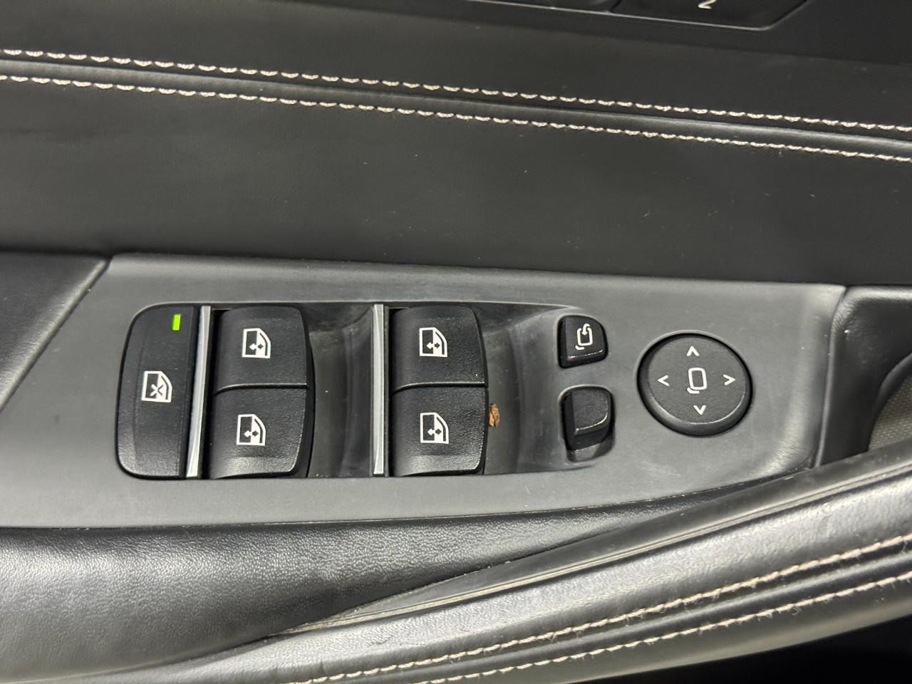 BMW 5 Series Vehicle Full-screen Gallery Image 27