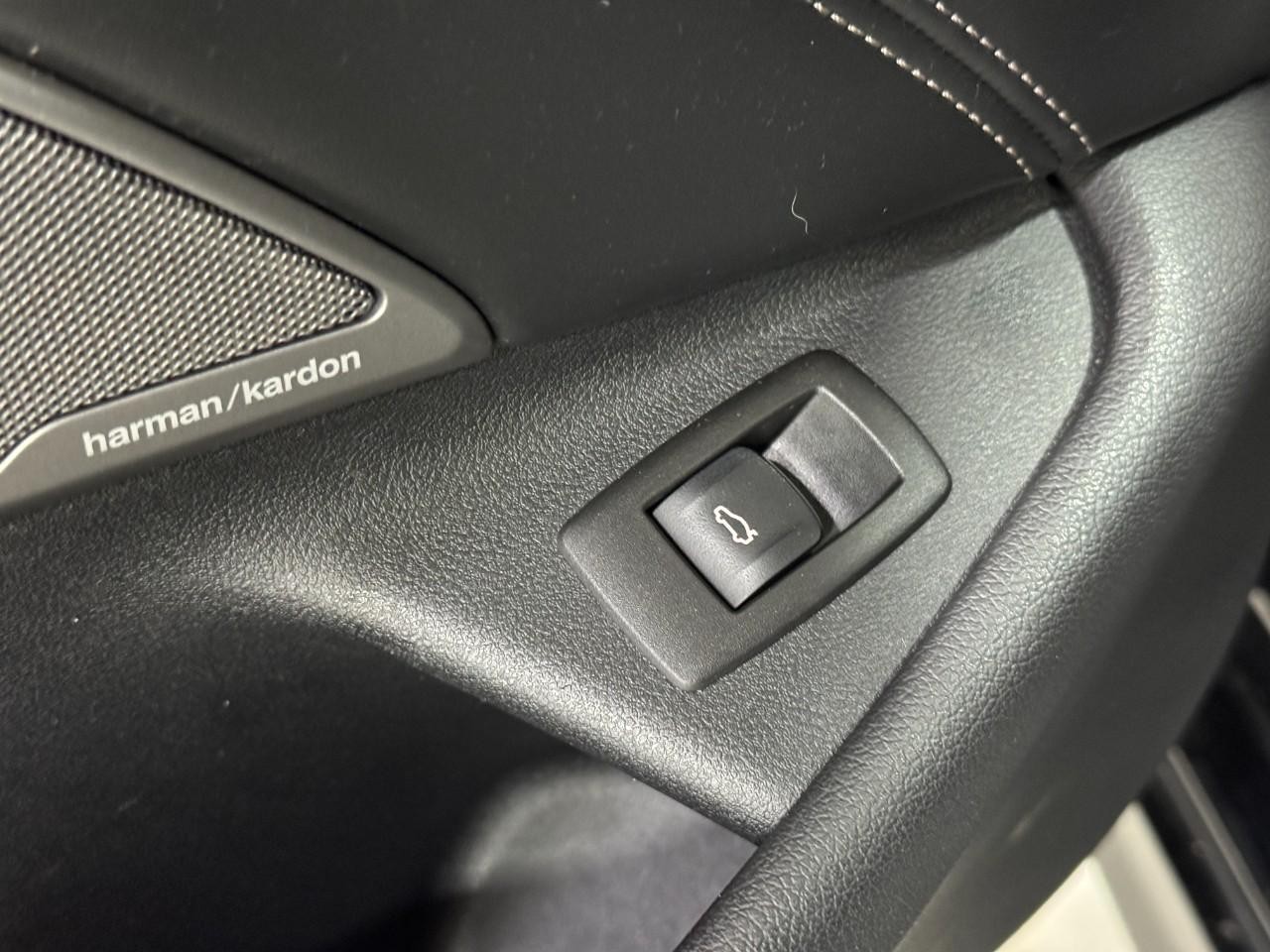 BMW 5 Series Vehicle Full-screen Gallery Image 28