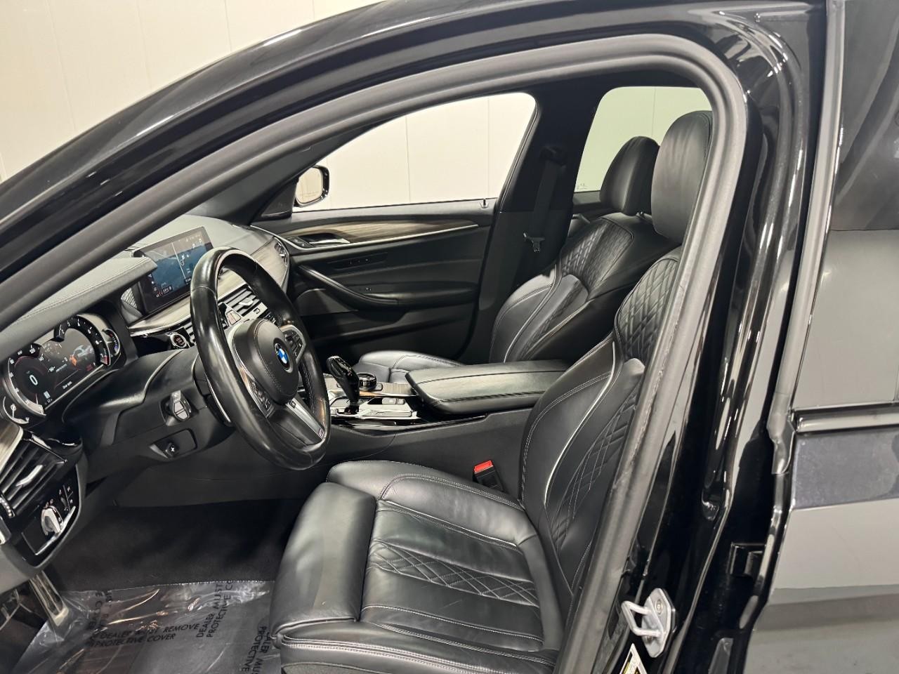 BMW 5 Series Vehicle Full-screen Gallery Image 29