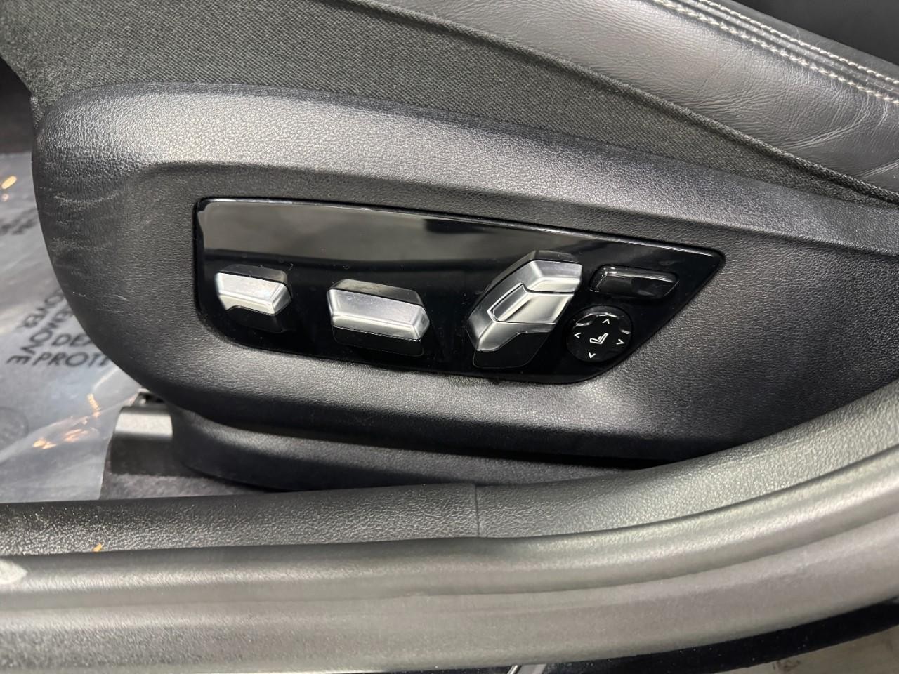 BMW 5 Series Vehicle Full-screen Gallery Image 31