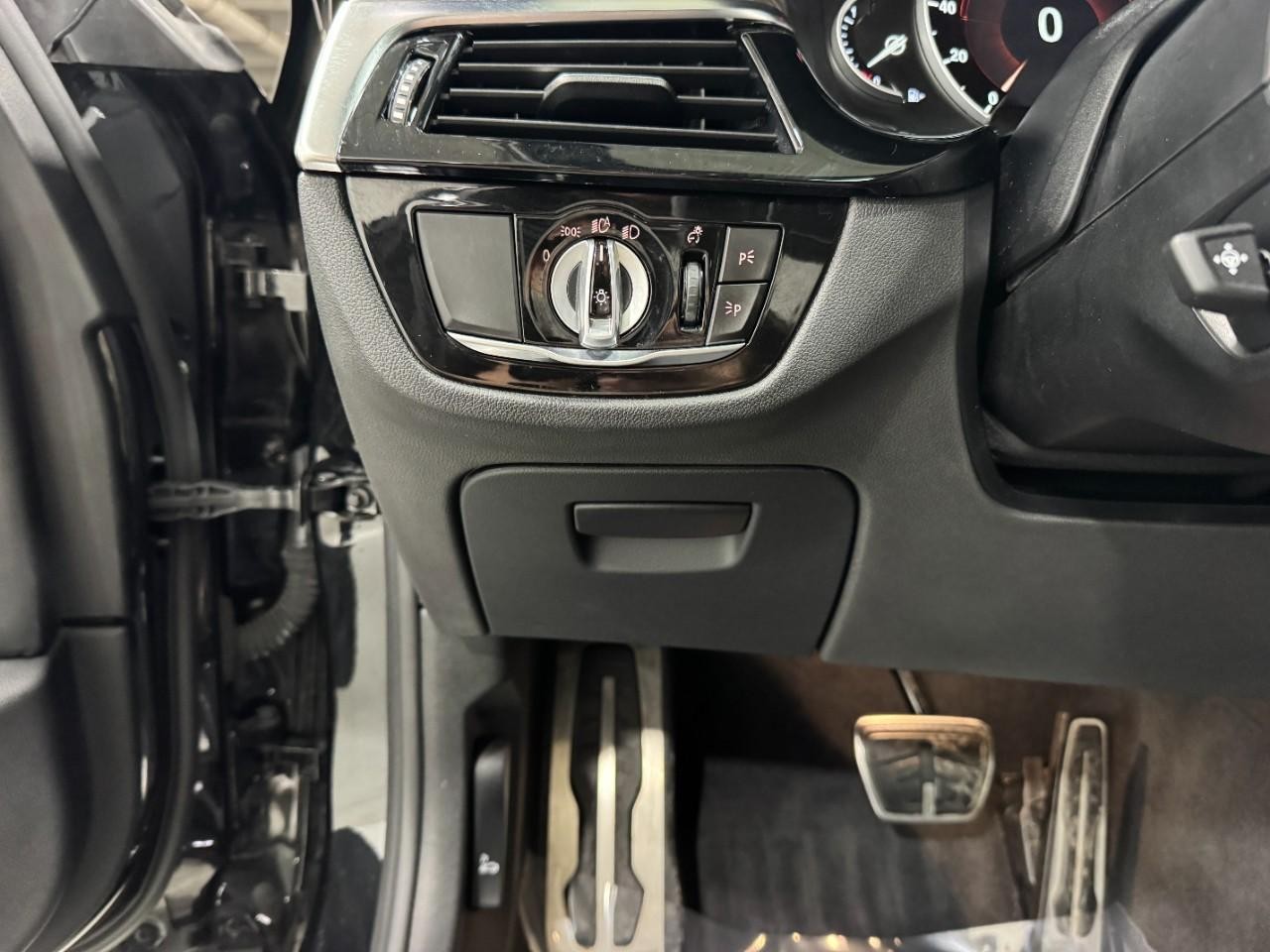 BMW 5 Series Vehicle Full-screen Gallery Image 32