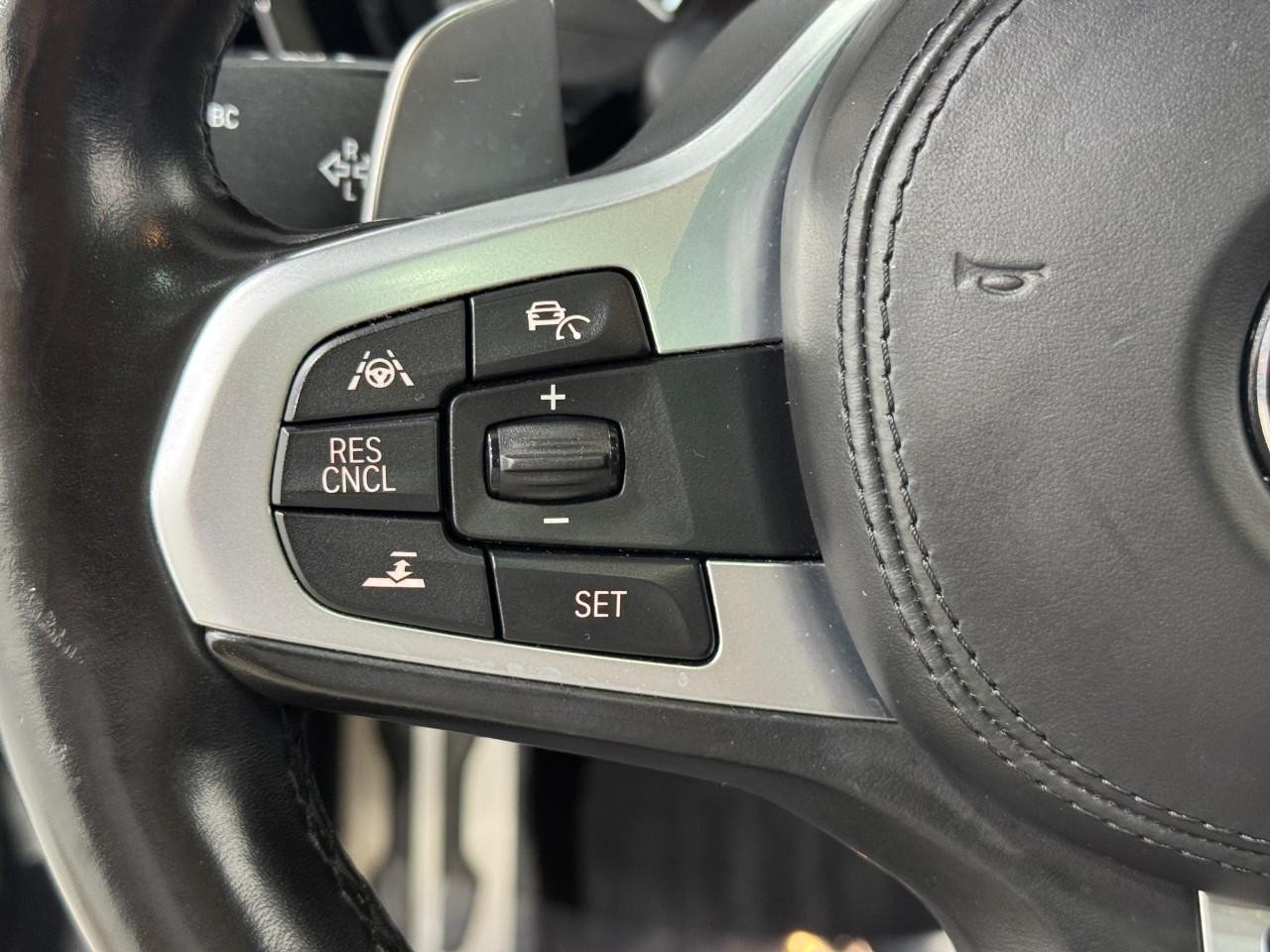 BMW 5 Series Vehicle Full-screen Gallery Image 33