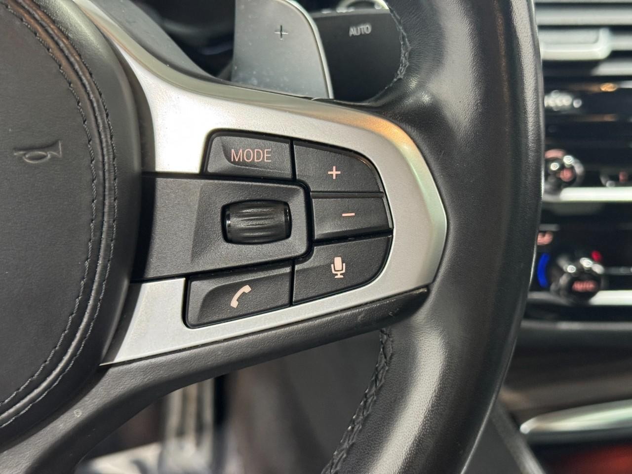 BMW 5 Series Vehicle Full-screen Gallery Image 34